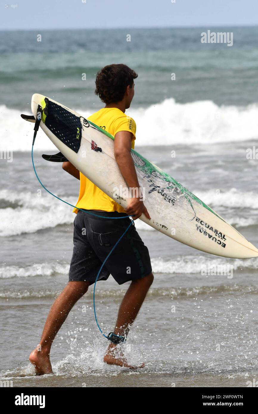 MANTA-SURF-TURISMO-EMERGENCIA-NACIONAL Manta, 27 de enero de 2023. Tras la emergencia de seguridad nacional y el Estado de Excepcion, las playas de Manta de a poco retoman una mayor presencia de turistas. TambiÃ n se lleva a cabo la primera edicion del Manta Pro Surf 2024, organizado por la Liga Pro de Surf y que espera llevar esta competencia a diferentes playas de Ecuador. API / Ariel OCHOA Manta Manabi Ecuador SOI-MANTA-SURF-TURISMO-EMERGENCIA-NACIONAL-79cecb803632dd9fde3e486f47461c20 *** MANTA SURF TOURISM NATIONAL EMERGENCY Manta, January 27, 2023 After the national security emergency and Stock Photo