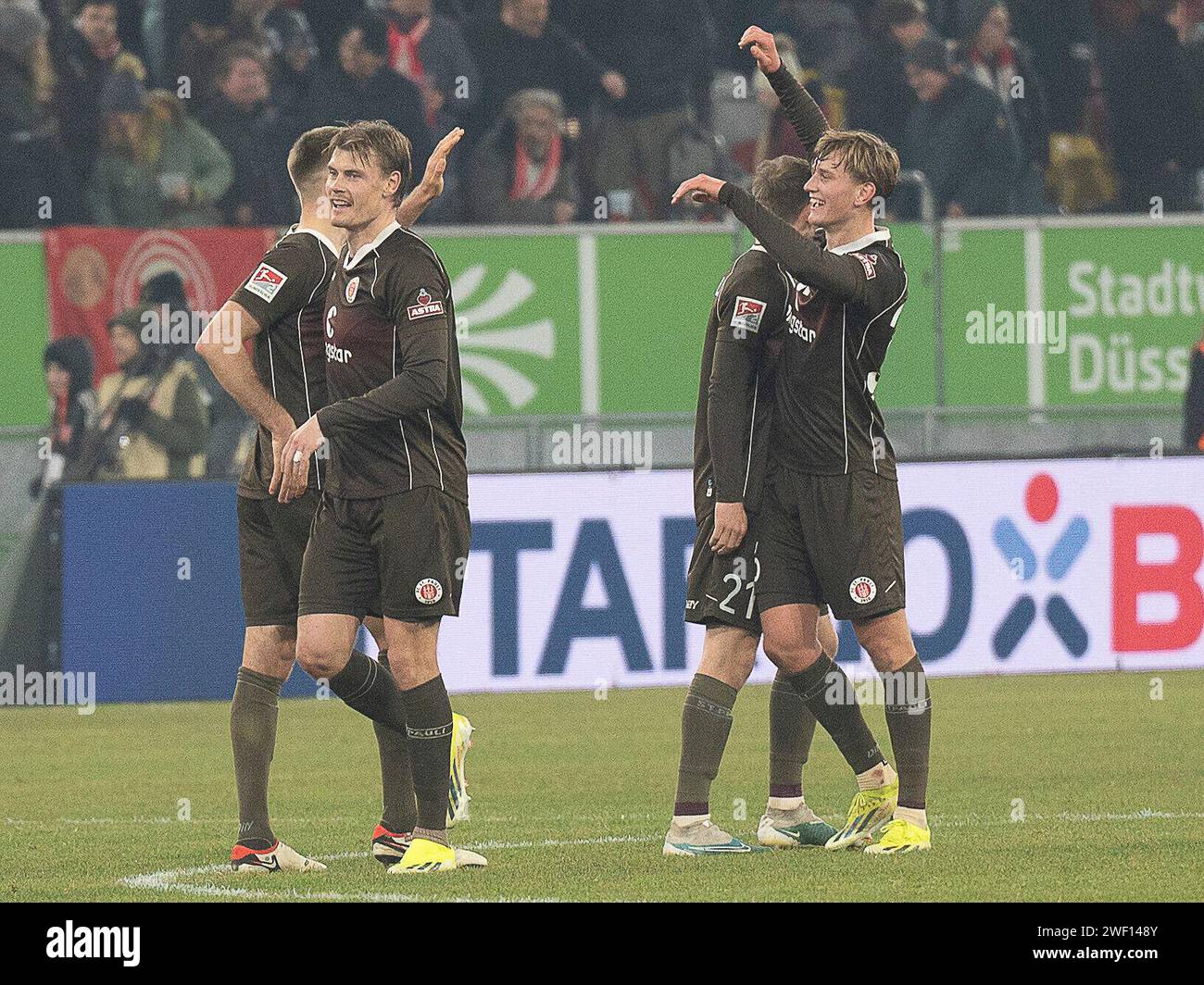 Einige Pauli Spieler feiern den Sieg. Dabei Lars Ritzka (FC St. Pauli ...