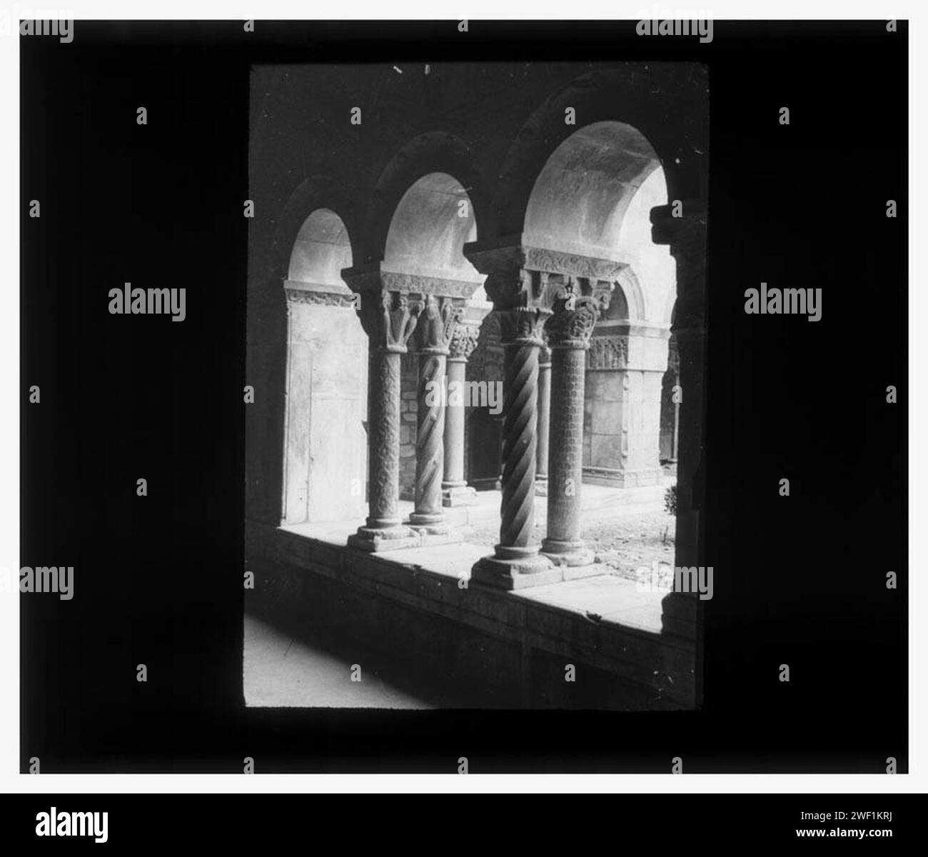 Arcs, columnes i capitells del claustre de la catedral d'Elna. Stock Photo