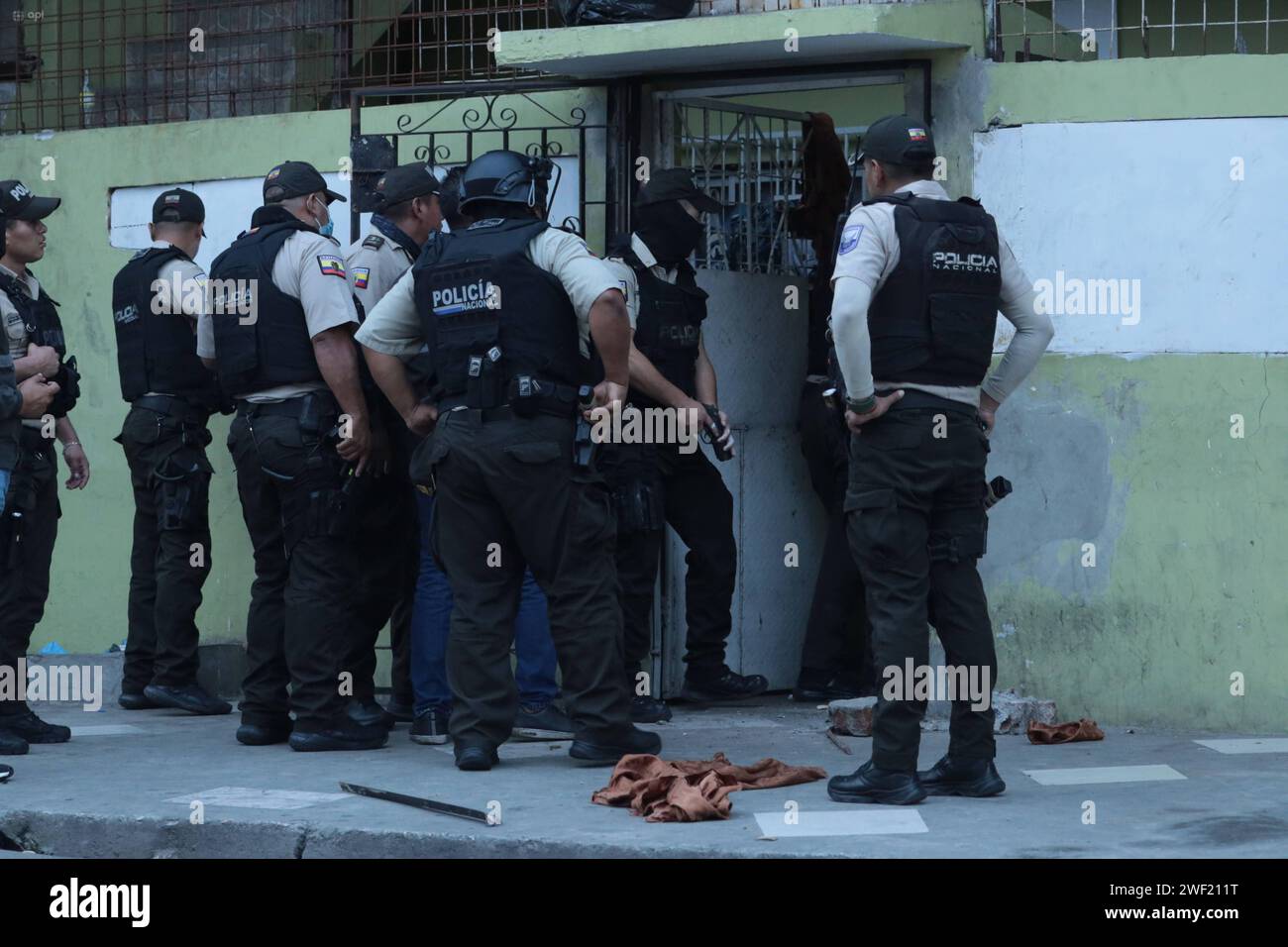 GYE-OPERATIVO POLICIA Guayaquil, sabado 27 de enero del 2024 Durante un operativo realizado por el distrito Portete, se realizaron incursiones en domicilios que servian de centros de acopio de sustancias ilicitas. Ademas se logro la aprehension de 2 sujetos y se borraron murales con las cuales las bandas marcan sus territorios. Fotos:CÃ sar Munoz/API Guayaquil Guayas Ecuador CLJ-GYE-OPERATIVOPOLICIA-0f3ffab065048e3e95f6a45491451584 *** GYE OPERATIVE POLICE Guayaquil, Saturday, January 27, 2024 During an operation carried out by the Portete district, raids were conducted in homes that served as Stock Photo