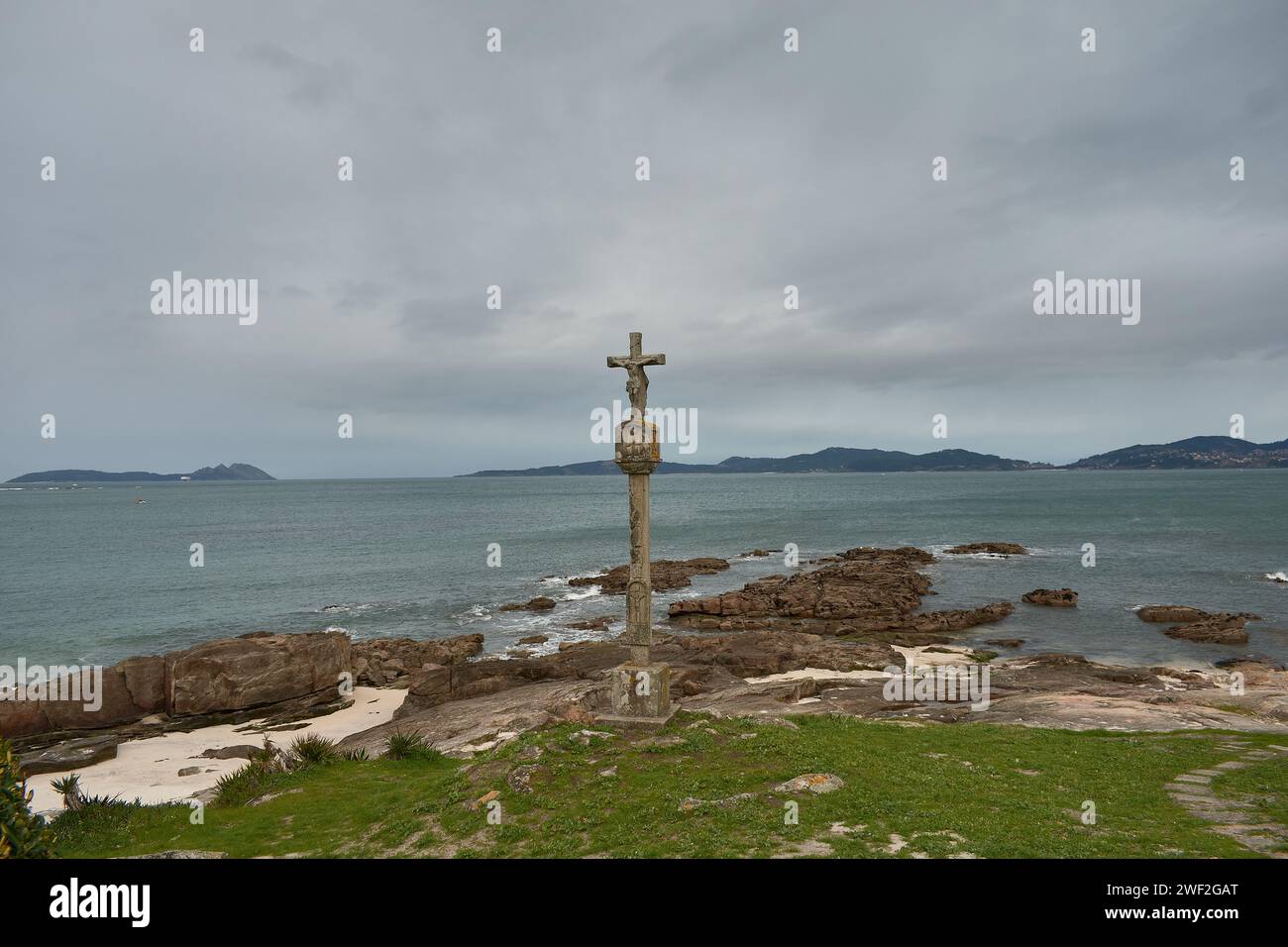 VIGO, SPAIN; Febrery, 23, 2021: La Playa de la Fontaina tiene un cruceiro gallego viendo a las Islas Cies Stock Photo