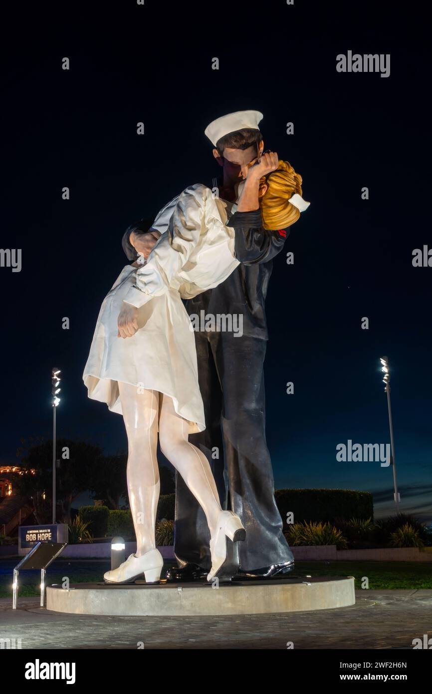 Giant Sailor Statue Embracing Nurse Girlfriend WAR Monument Night