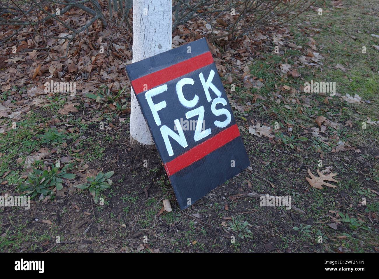 Protestschild an einem Baum Protestschild an einem Baum, 27.01.2024, Borkheide, Brandenburg, Bei einer Protestkundgebung lehnt ein Protestschild an einem Baum. *** Protest sign on a tree Protest sign on a tree, 27 01 2024, Borkheide, Brandenburg, At a protest rally a protest sign leans against a tree Stock Photo