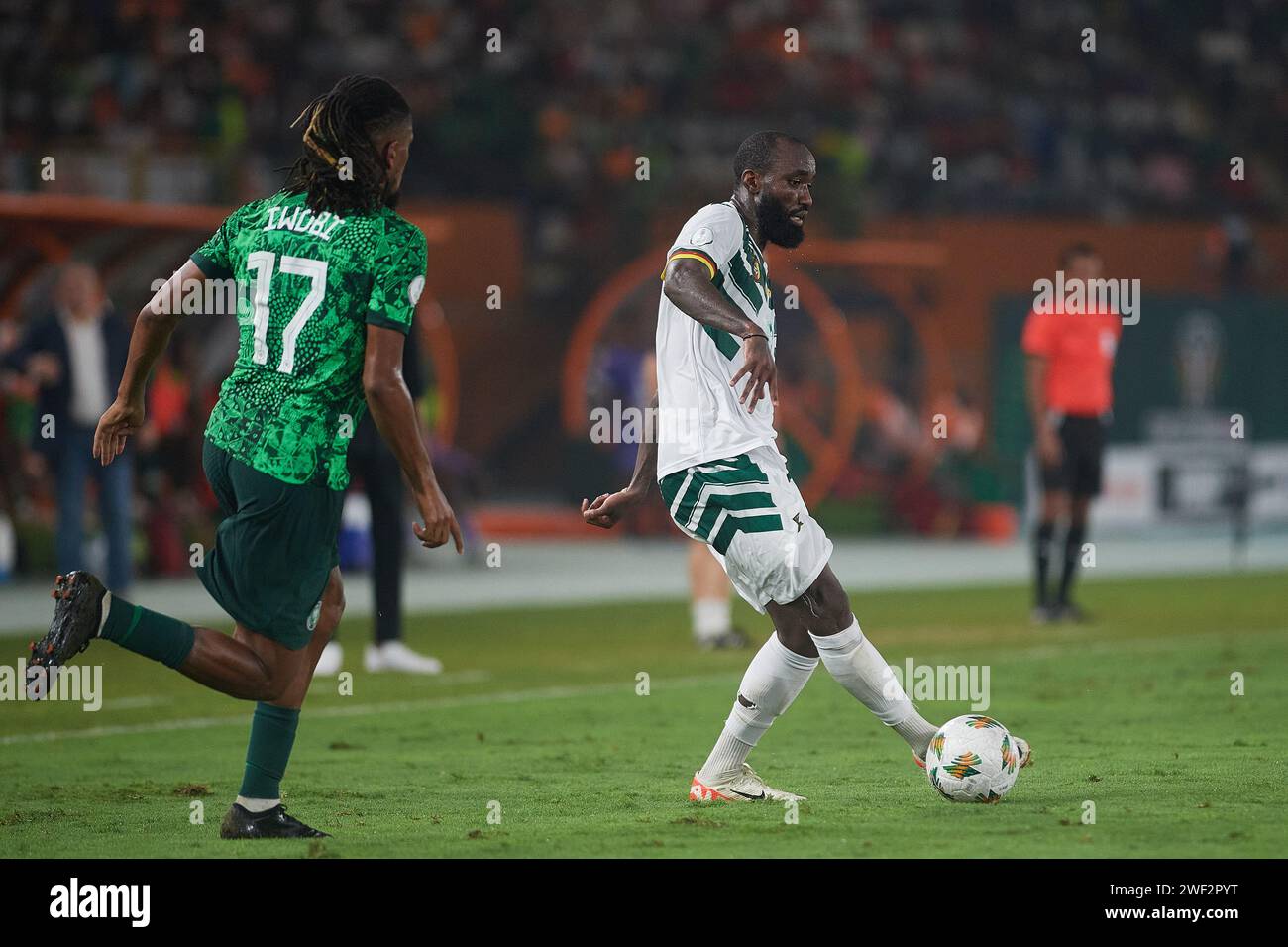 Abidjan, Ivory Coast. January 27, 2024. Round of 16. Cameroon's Moumi Ngamaleu under pressure from Nigeria's Alex Iwobi. Stock Photo