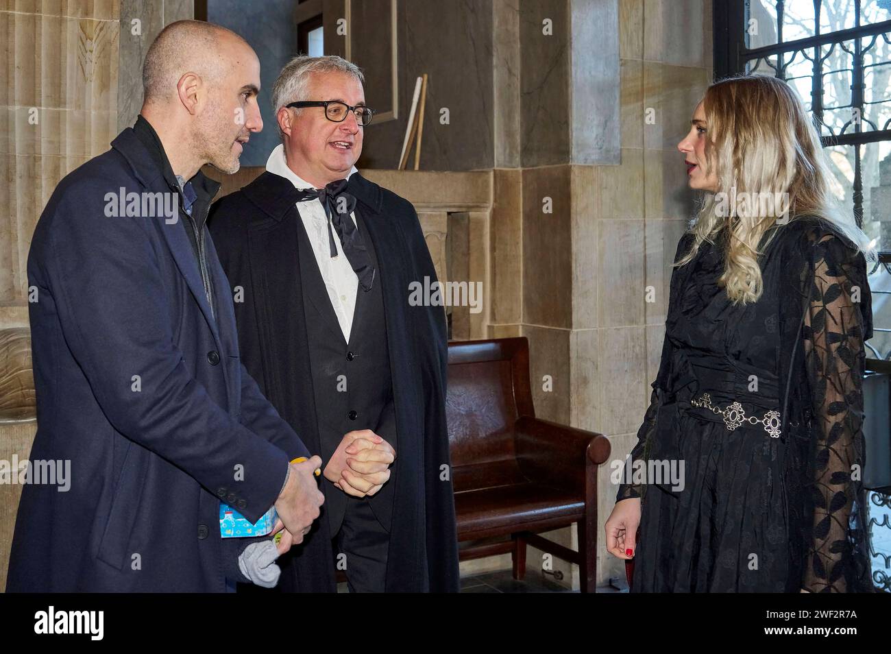 Belit Onay Und Christian Held Mit Komparsin Bei Drehabreiten Zum Film belit-onay-und-christian-held-mit-komparsin-bei-drehabreiten-zum-film
