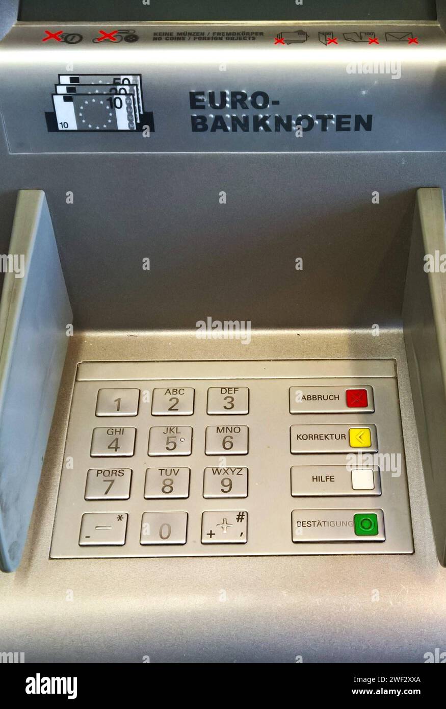 Bank - Filiale, Geldautomat, Geld abheben vom Bankomat. Eingabe Tastatur. Geheimzahl eingeben und bestätigen via Taste, gewünschte Summe via Display auswählen und ebenfalls bestätigen *** Bank branch, ATM, withdraw money from ATM Enter keypad Enter PIN and confirm via key, select desired amount via display and also confirm Stock Photo