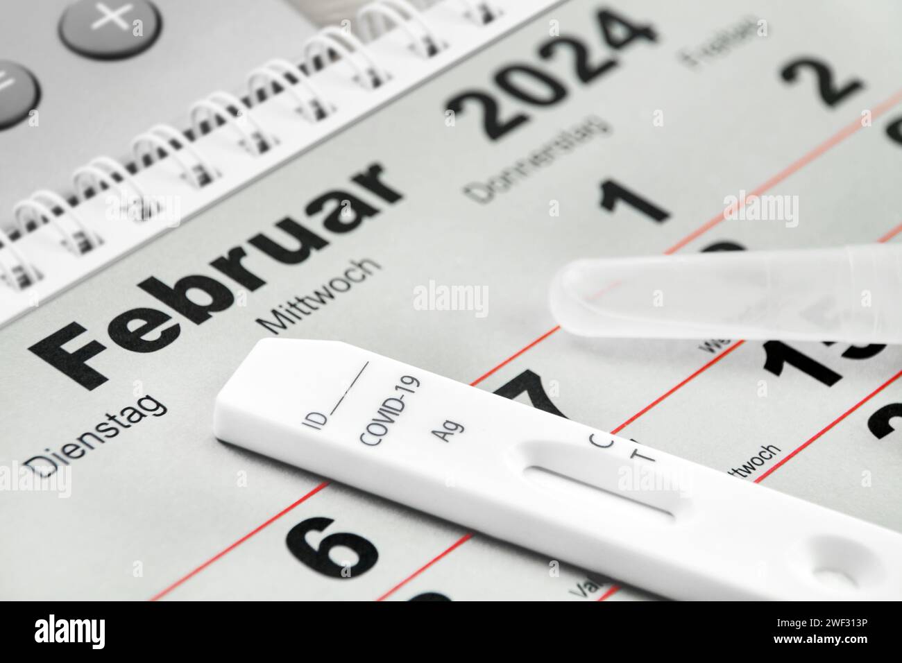 Corona Pandemie und Deutscher Kalender Februar 2024 mit Antigen Test und Rechner Stock Photo