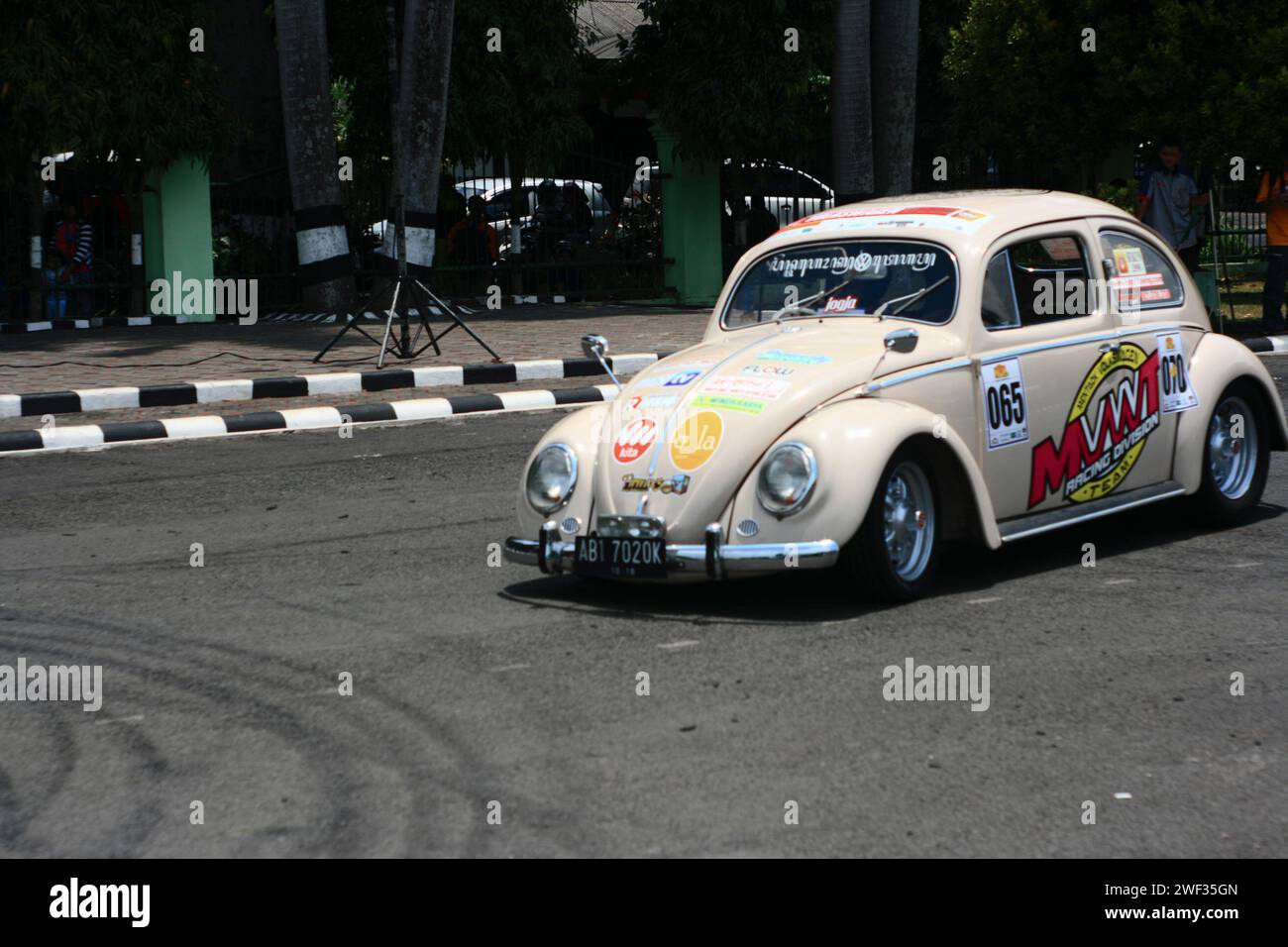 Volkswagen Beetle doing drifting during the VW Indonesia Jamboree gathering in Malang Stock Photo