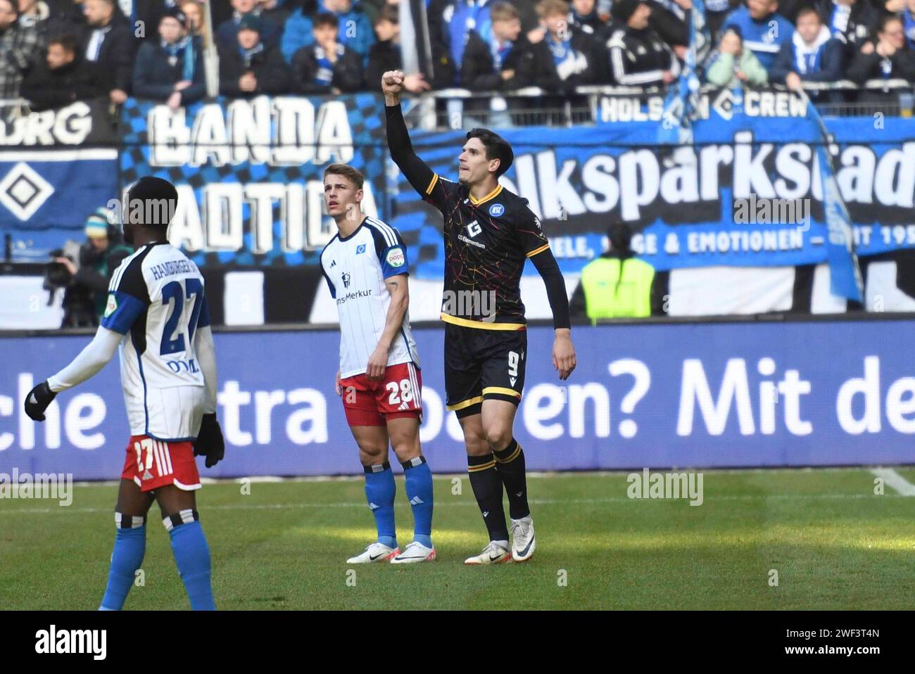 28.01.2024, Volksparkstadion, Hamburg, GER; 2. FBL, Hamburger SV vs Karlsruher SC im Bild Igor Matanovic (Karlsruhe #09) schiesst das Tor zum 1-0 fuer Karlsruhe vorbei an Torhueter Daniel Heuer Fernandes (Hamburg #01) und jubelt Foto ? nordphoto GmbH/ Witke - DFL REGULATIONS PROHIBIT ANY USE OF PHOTOGRAPHS AS IMAGE SEQUENCES AND/OR QUASI-VIDEO Stock Photo