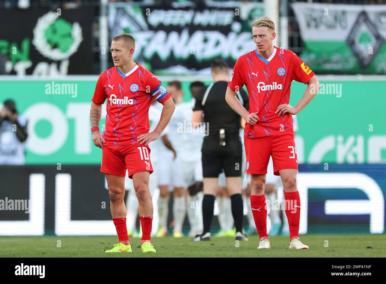 28 January 2024, Bavaria, Fürth: Soccer: Bundesliga 2, SpVgg Greuther Fürth - Holstein Kiel, matchday 19 at Sportpark Ronhof Thomas Sommer. Lewis Holtby (l) and Colin Kleine-Bekel of Holstein Kiel stand on the pitch after Fürth's 2:1 goal. Photo: Daniel Karmann/dpa - IMPORTANT NOTE: In accordance with the regulations of the DFL German Football League and the DFB German Football Association, it is prohibited to utilize or have utilized photographs taken in the stadium and/or of the match in the form of sequential images and/or video-like photo series. Stock Photo