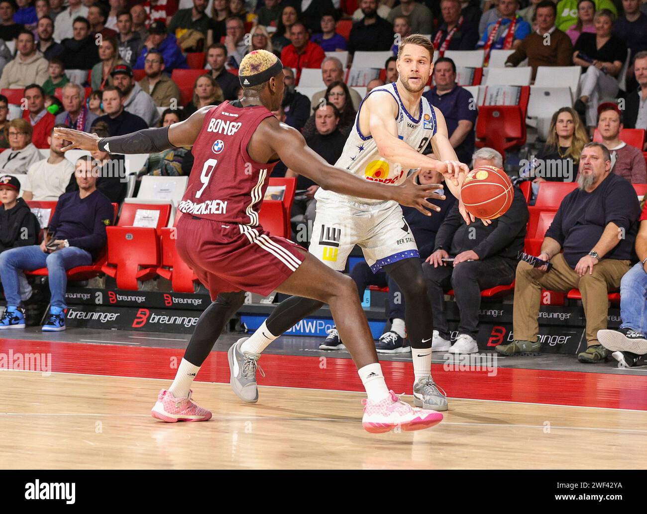 Isaac Bonga (Bayern Basketball, #9) blockt Fabian Bleck (HAKRO Merlins ...