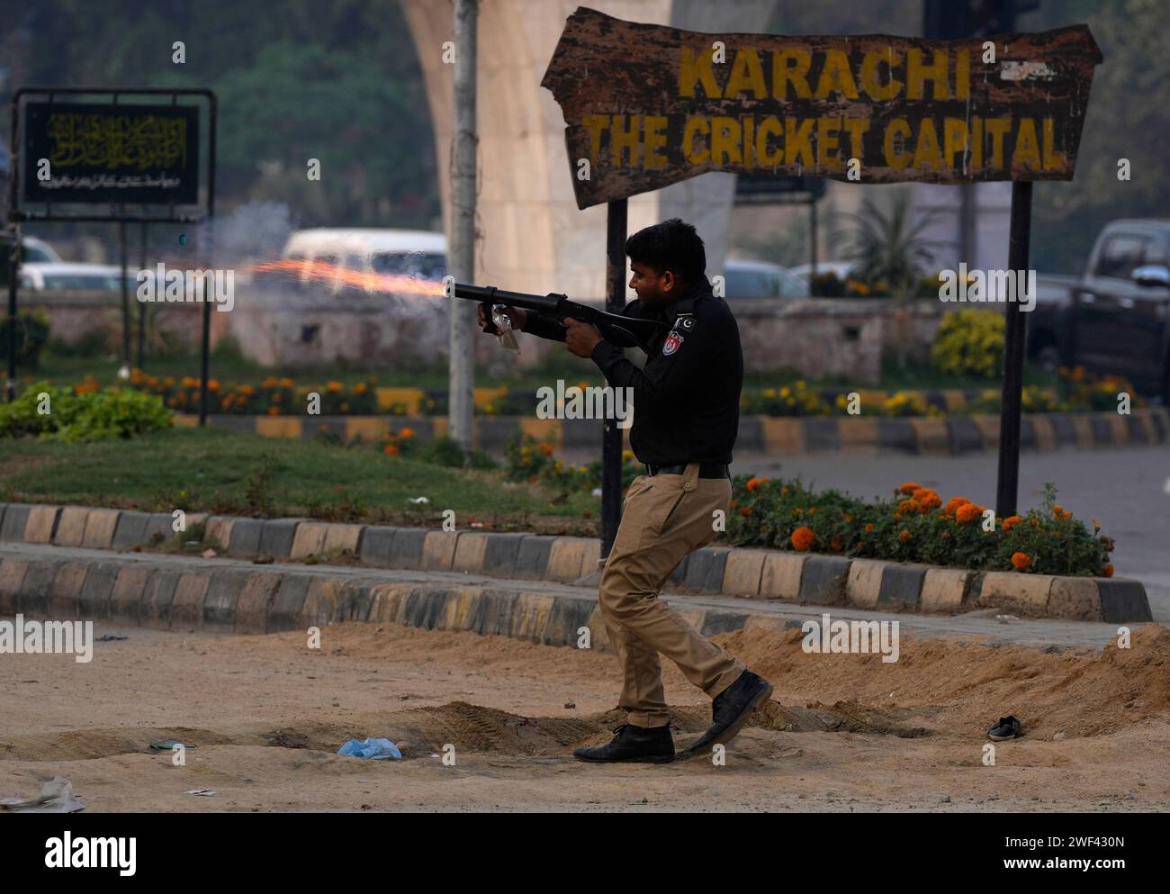 Pakistani Police Fired Tear Gas To Disperse Supporters Of Former Prime ...