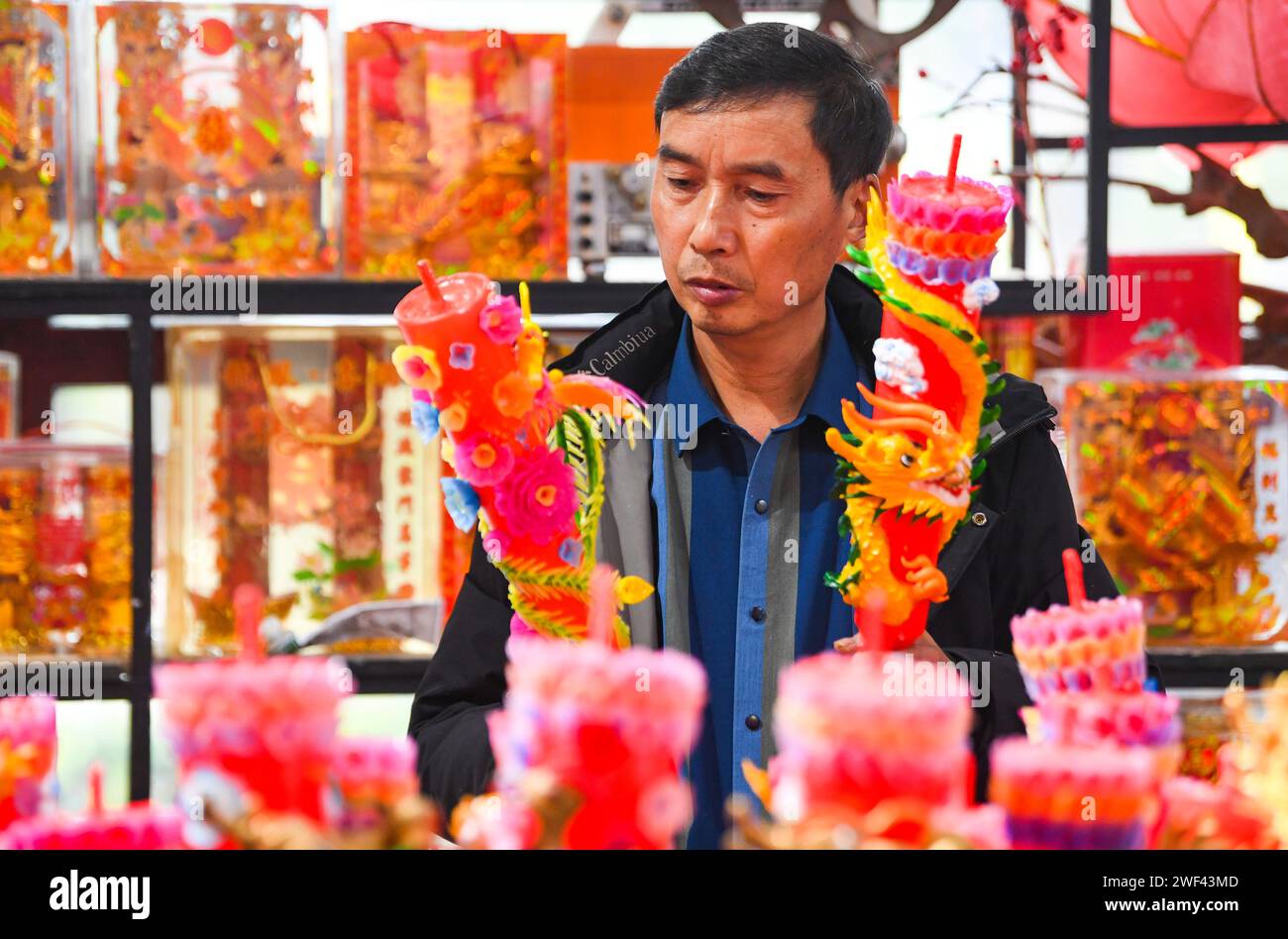 (240128) CHONGQING, Jan. 28, 2024 (Xinhua) Chen Jianyou checks