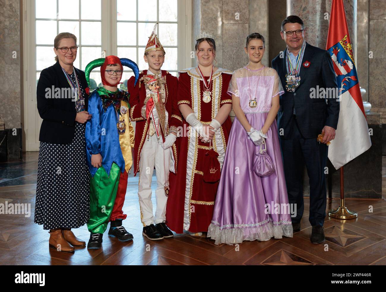 Wiesbaden, Germany. 28th Jan, 2024. Hesse's Minister President Boris Rhein (CDU, r) and his wife Tanja (l) welcome the Hessian royalty to Biebrich Palace, including Prince Lukas 1st of Burgilla, Princess Sina 1st of Burgilla, lady-in-waiting Selina and little Jokus Fabian. The Minister President thanked the Hessian representatives of carnival customs for their voluntary commitment during the carnival season. Credit: Jörg Halisch/dpa/Alamy Live News Stock Photo