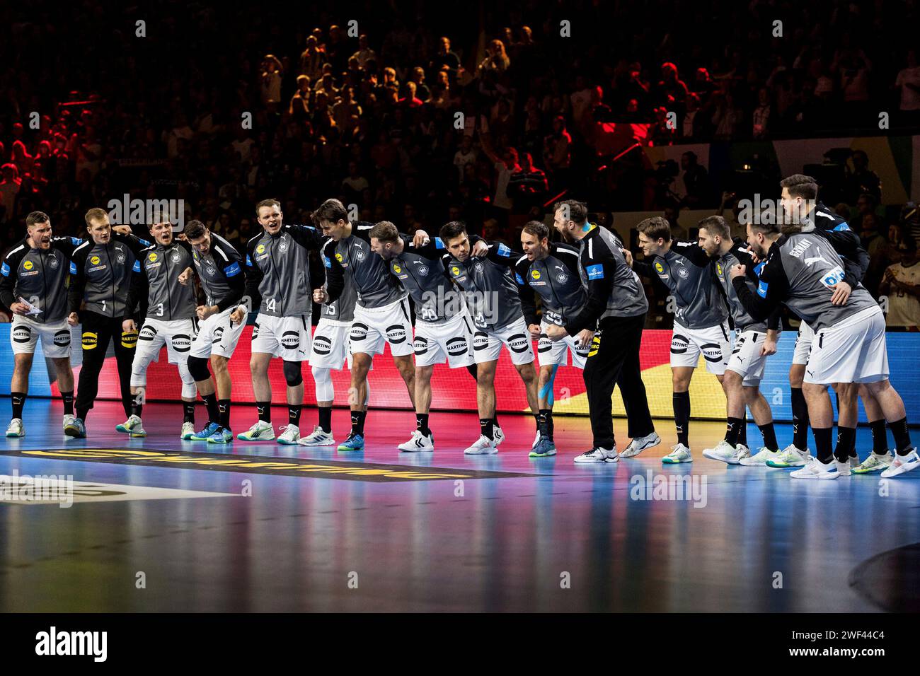 Die deutsche Mannschaft nach der Hymne jubelnd MEN?S EHF EURO 2024