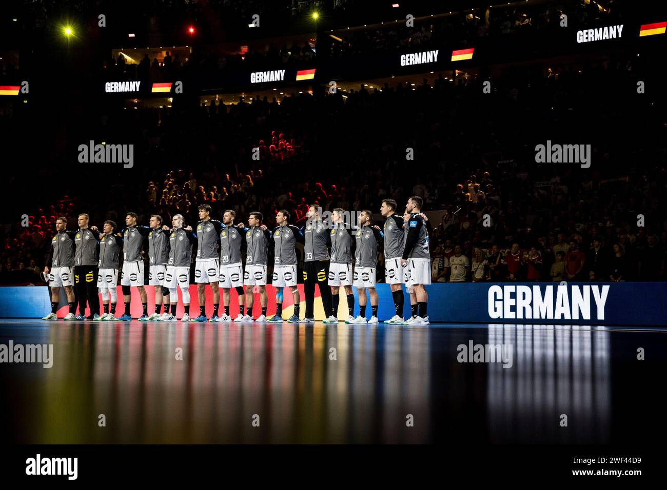  Die deutsche Nationalmannschaft w?hrend der Hymne MEN?S EHF EURO 2024 Bildidee 
