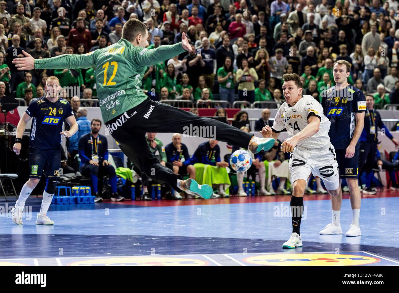Andreas Palicka (Schweden, #12), Rune Dahmke (Deutschland, #34) im Wurf ...
