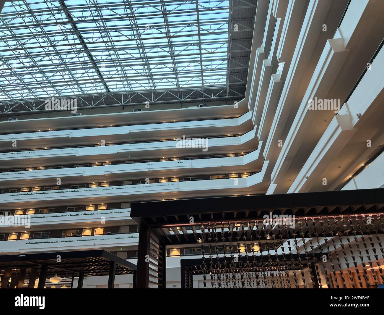 United States. 27th Jan, 2023. Atrium at Embassy Suites Walnut Creek hotel, a Hilton hotel in Walnut Creek, California, January 27, 2023. (Photo by Smith Collection/Gado/Sipa USA) Credit: Sipa USA/Alamy Live News Stock Photo