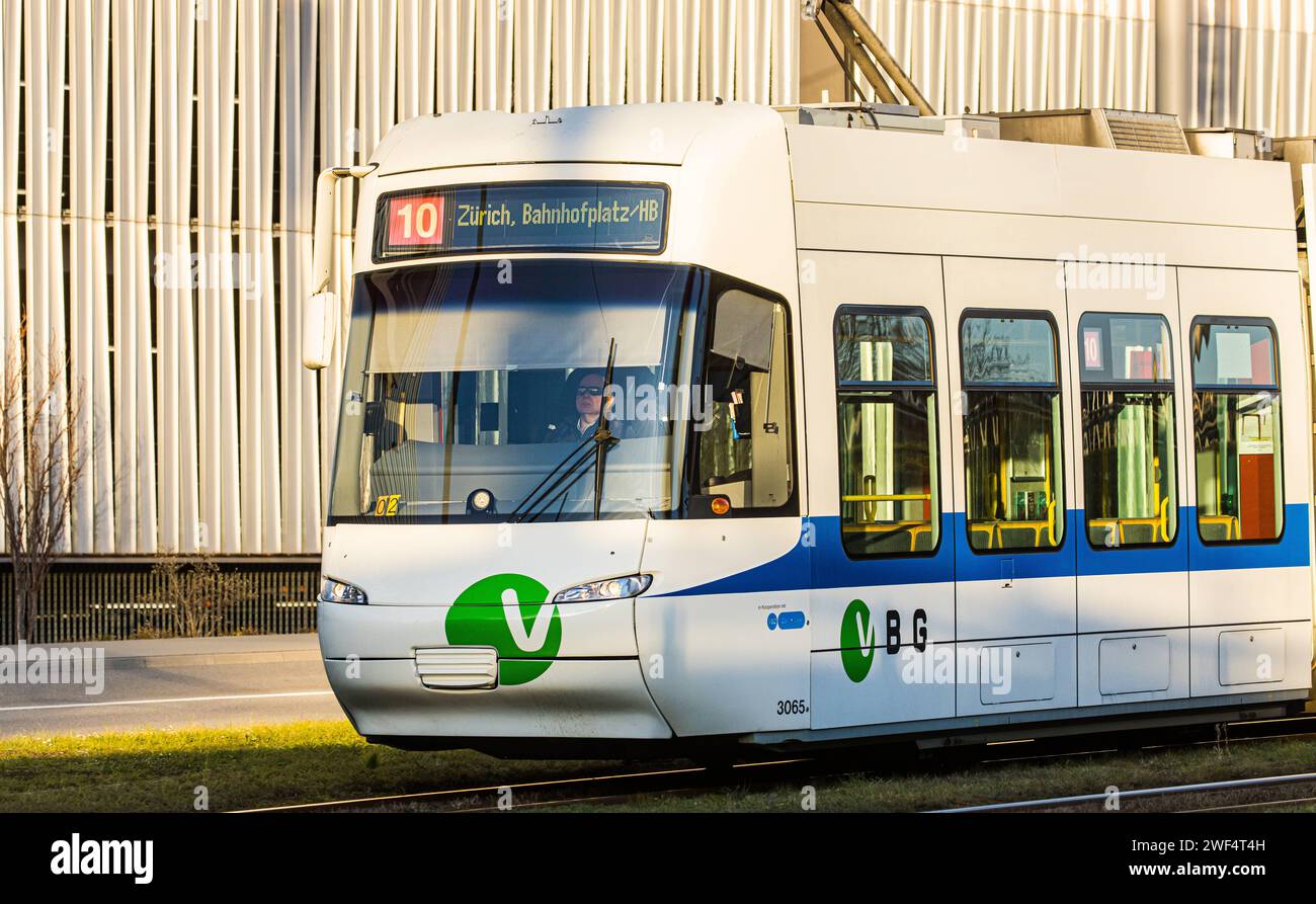 VBZ-Tram der Linie 10 Ein Cobratram der VBZ-Tramlinie 10 bei Flughafen Zürich. Kloten, Schweiz, 10.02.2023 *** VBZ streetcar of line 10 A Cobratram of the VBZ streetcar line 10 at Zurich Airport Kloten, Switzerland, 10 02 2023 Stock Photo