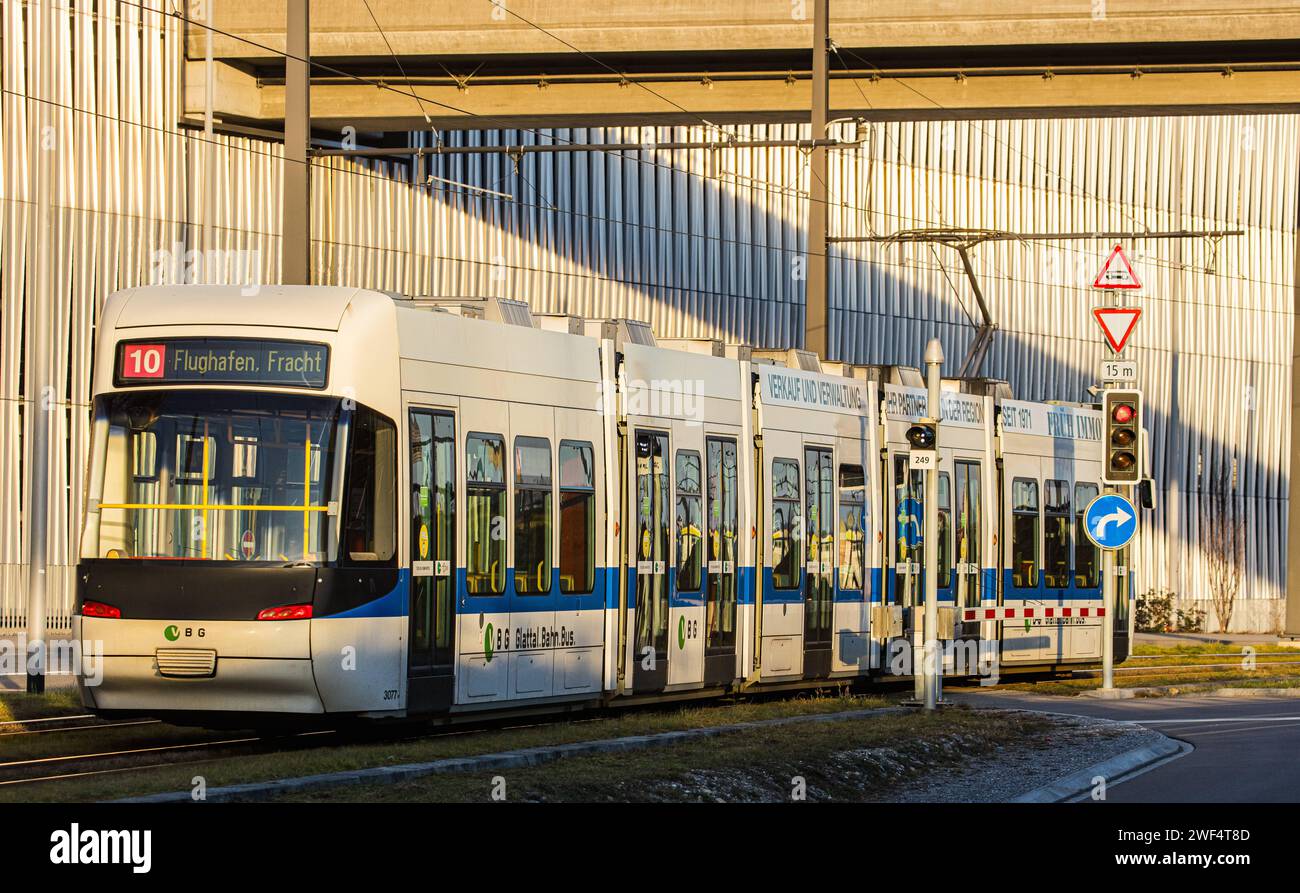 VBZ-Tram der Linie 10 Ein Cobratram der VBZ-Tramlinie 10 bei Flughafen Zürich. Kloten, Schweiz, 10.02.2023 *** VBZ streetcar of line 10 A Cobratram of the VBZ streetcar line 10 at Zurich Airport Kloten, Switzerland, 10 02 2023 Stock Photo