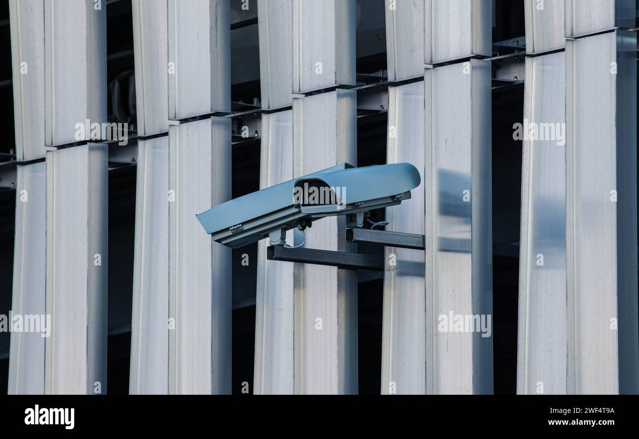 Überwachungskameras An einem Parkaus am Flughafen Zürich beobachten Überwachungskameras verschiedene Situationen an unterschiedliche Orten. Kloten, Schweiz, 10.02.2023 *** Surveillance cameras At a parking garage at Zurich Airport, surveillance cameras monitor various situations at different locations Kloten, Switzerland, 10 02 2023 Stock Photo