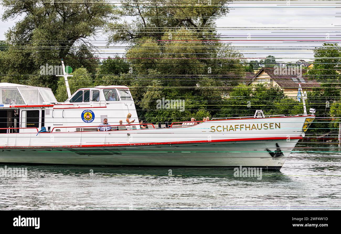MS Schaffhausen Der Bug der MS Schaffhausen der Schifffahrtsgesellschaft Untersee und Rhein. Das Passagierschiff fährt Rhein aufwärts. Schlatt TG, Schweiz, 01.07.2023 *** MS Schaffhausen The bow of the MS Schaffhausen of the shipping company Untersee und Rhein The passenger ship sails up the Rhine Schlatt TG, Switzerland, 01 07 2023 Stock Photo