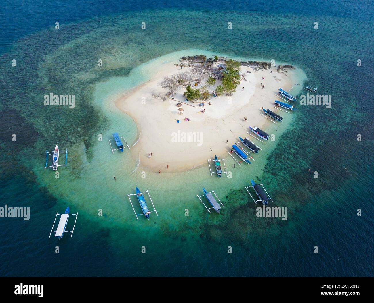 Aerial view tiny boats hi-res stock photography and images - Alamy
