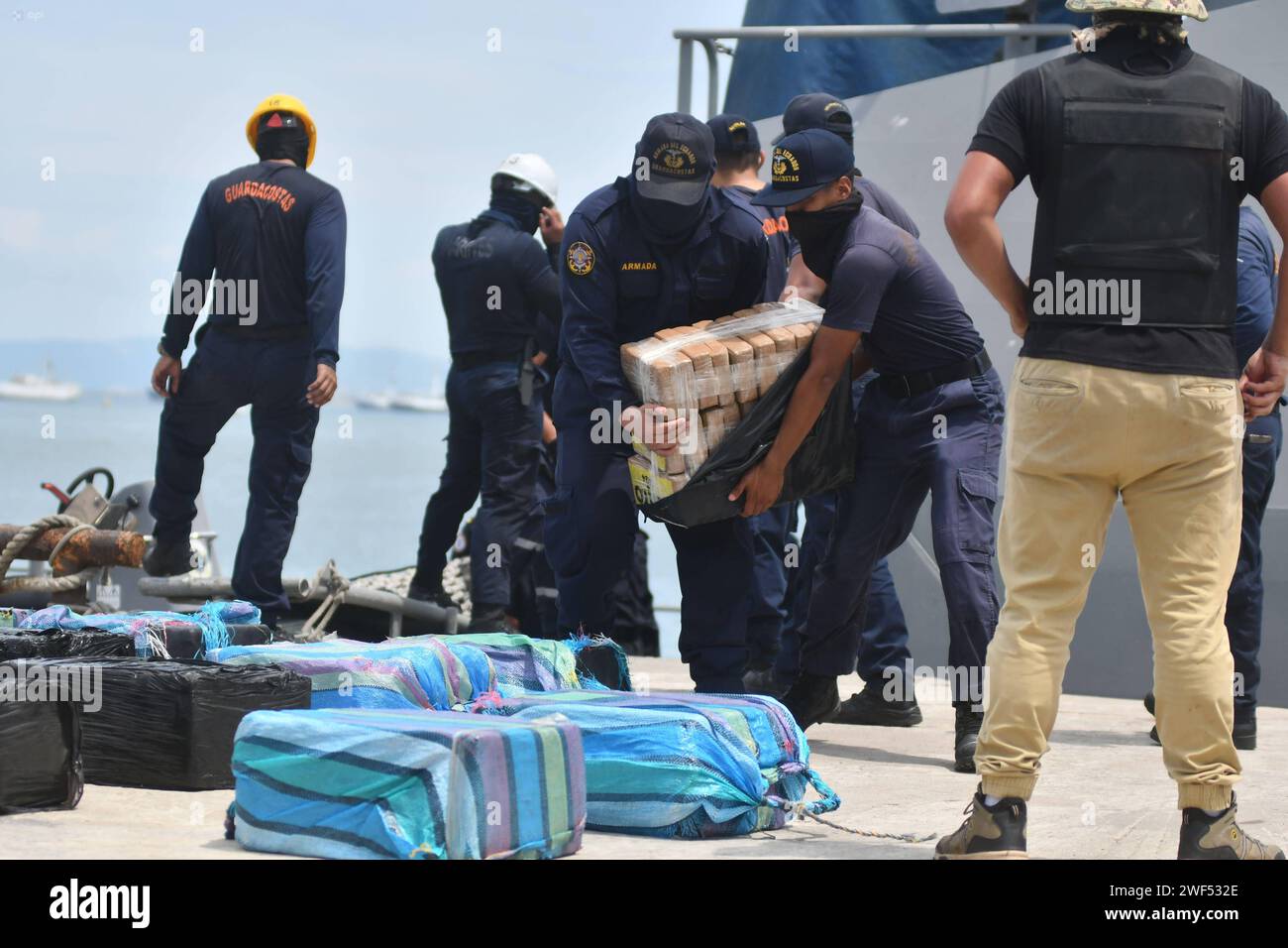 MANTA-DETENIDOS-DROGA Manta, 28 de enero de 2024. Tres detenidos con aproximadamente 1 tonelada de sustancia sujeta a fiscalizacion llegaron al puerto de Manta para ser puestos a disposicion de las autoridades pertinentes. API / Ariel OCHOA Manta Manabi Ecuador CLJ-MANTA-DETENIDOS-DROGA-0ff08dd58cc0e5630881508f3294d845 *** MANTA DETAINED DRUGS Manta, January 28, 2024 Three detainees with approximately 1 ton of controlled substances arrived at the port of Manta to be handed over to the relevant authorities API Ariel OCHOA Manta Manabi Ecuador CLJ MANTA DETAINEES DETAINED DRUGS 0ff08dd58cc0e5630 Stock Photo