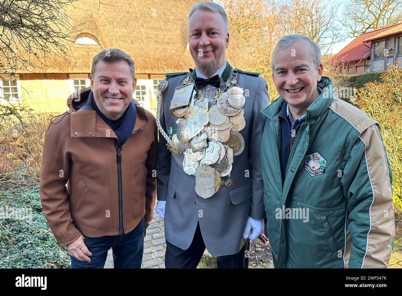 Jens Riewa und der Marmstorfer Schützenkönig Jochen Meyer und Rainer Bliefernicht bei der Marmstorfer Teichwette. Beide wetteten am 28.01.2024 trockenen Fusses den Feuerteich in Marmstorf überqueren und sich in der Teichmitte zu treffen. Riewa bekam ein Floß das dem Tagesschaustudio nachempfunden wurde. HSV-Fan Jochen Meyer erhielt sein Floß in Schwarz-Weiß-Blau. RIewa spendete seinen Wetteinsatz von 500 Euro an Marmstorfer Schützen der das Geld einem guten Zweck übereignen soll. Schützenkönig Jochen Meyer gibt seinen Wetteinsatz an die Feuerwehr Marmstorf. Rund 3000 Menschen kamen um das Spek Stock Photo