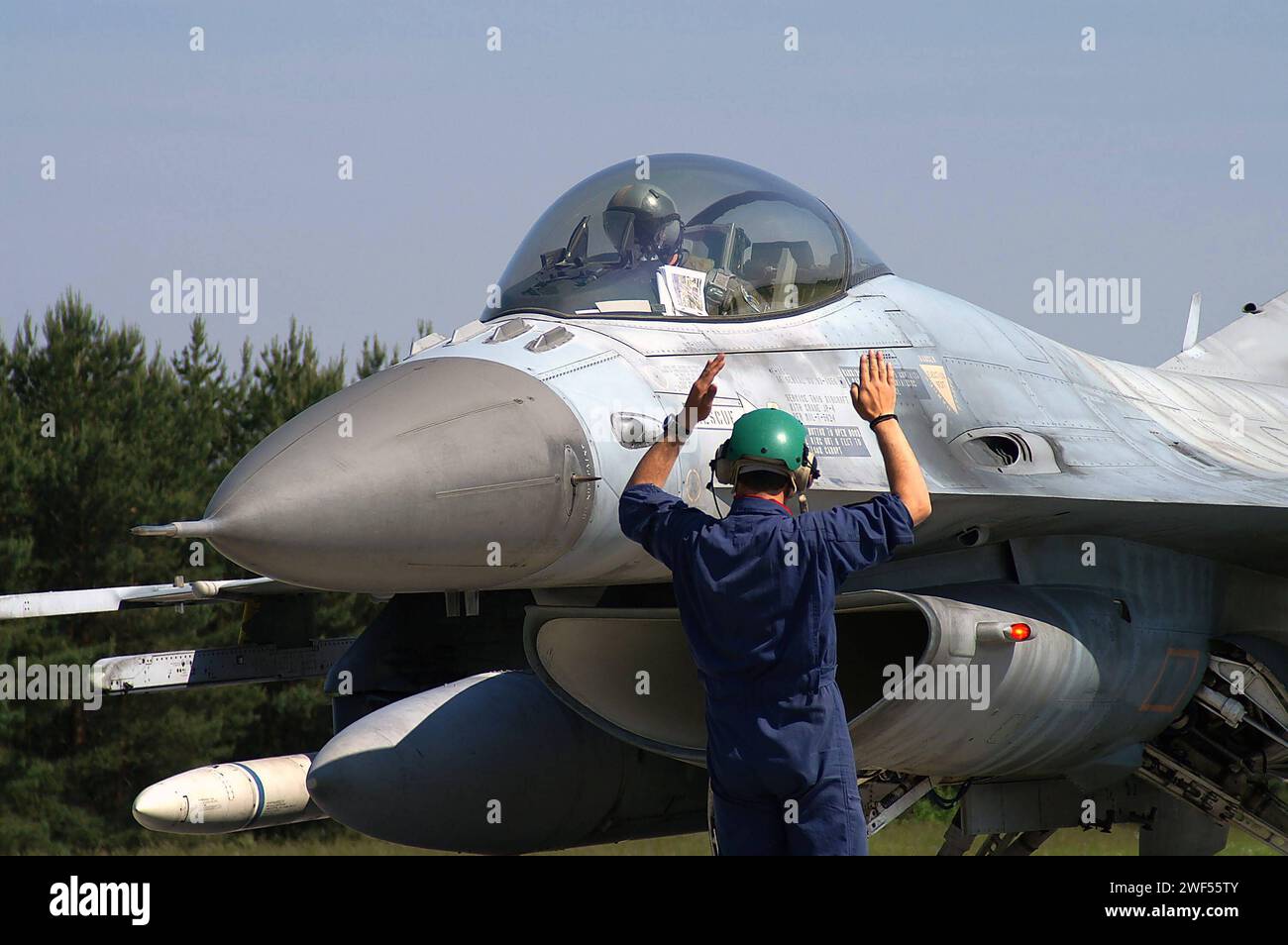 Ein Kampfflugzeug der griechischen Luftwaffe vom Typ Lockheed Martin F-16 Fighting Falcon. Ein Kampfflugzeug der griechischen Luftwaffe vom Typ Lockheed Martin F-16 Fighting Falcon. Der Kampfjet ist auf dem Fliegerhorst Lechfeld während der NATO-Luftwaffenübung ELITE Electronic Warfare Live Training Exercise stationiert. *** A Lockheed Martin F 16 Fighting Falcon fighter jet of the Greek Air Force A Lockheed Martin F 16 Fighting Falcon fighter jet of the Greek Air Force The fighter jet is stationed at Lechfeld Air Base during the NATO air force exercise ELITE Electronic Warfare Live Training E Stock Photo