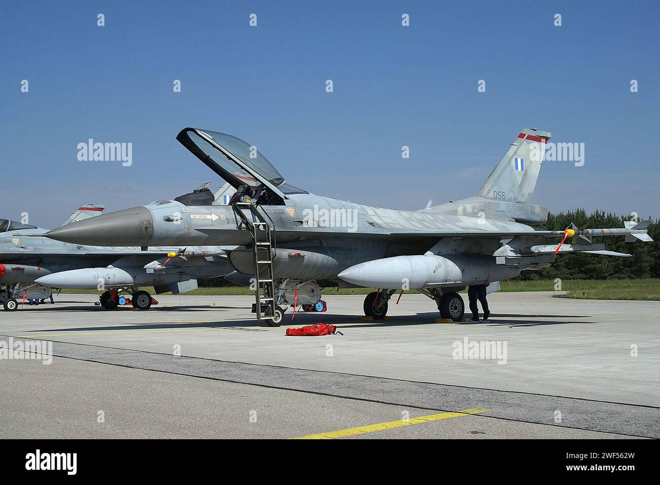 Ein Kampfflugzeug der griechischen Luftwaffe vom Typ Lockheed Martin F-16 Fighting Falcon. Ein Kampfflugzeug der griechischen Luftwaffe vom Typ Lockheed Martin F-16 Fighting Falcon. Der Kampfjet ist auf dem Fliegerhorst Lechfeld während der NATO-Luftwaffenübung ELITE Electronic Warfare Live Training Exercise stationiert. Die Cockpitkanzel ist offen. *** A Lockheed Martin F 16 Fighting Falcon fighter jet of the Greek Air Force A Lockheed Martin F 16 Fighting Falcon fighter jet of the Greek Air Force The fighter jet is stationed at Lechfeld Air Base during the NATO ELITE Electronic Warfare Live Stock Photo