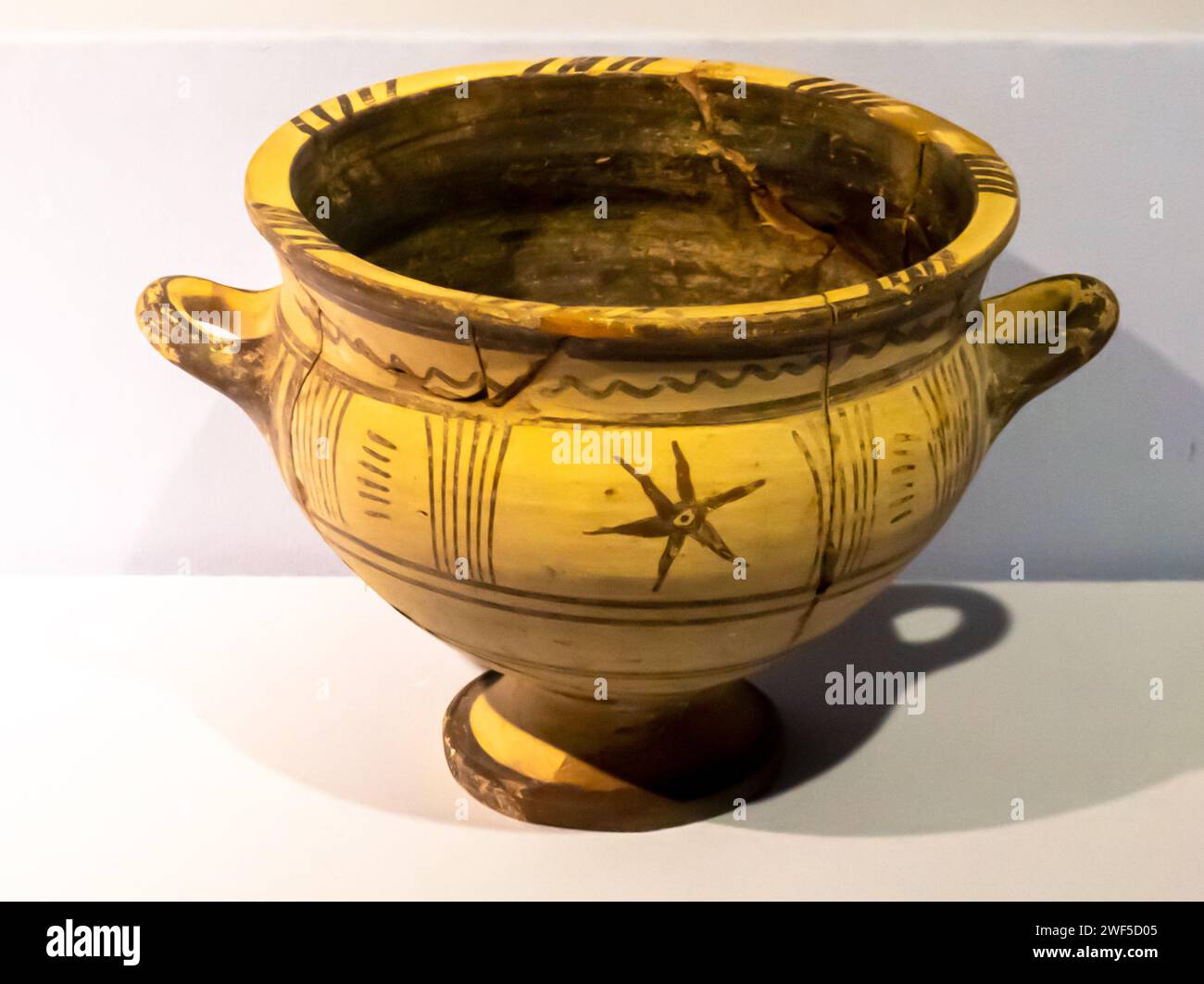 'Bird bowl', decorated with figures bowl from Corinth, 725 - 700 B.C., Iasos finds, Izmir archaeological museum Stock Photo