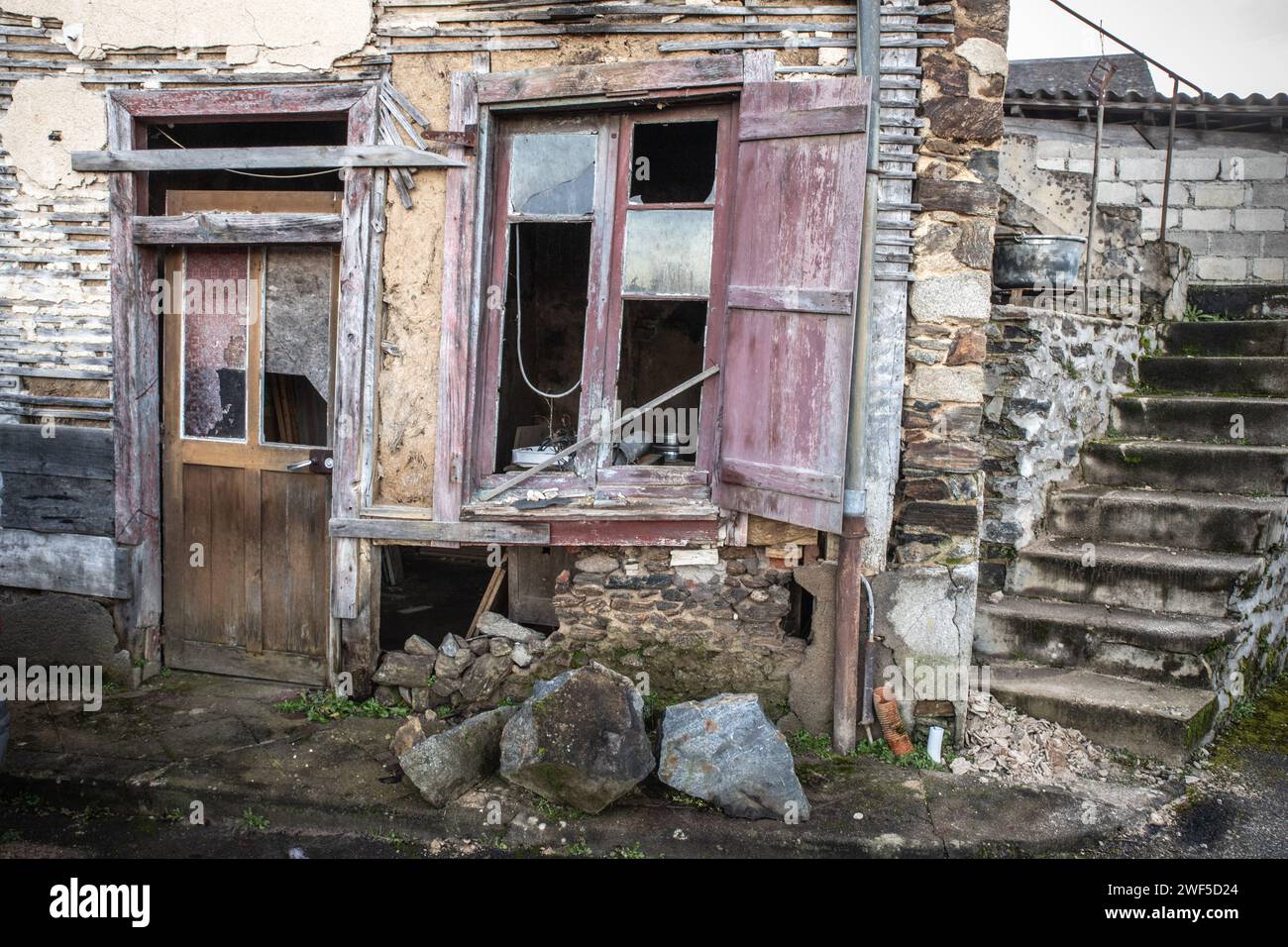 Fenêtre en ruine hi-res stock photography and images - Alamy