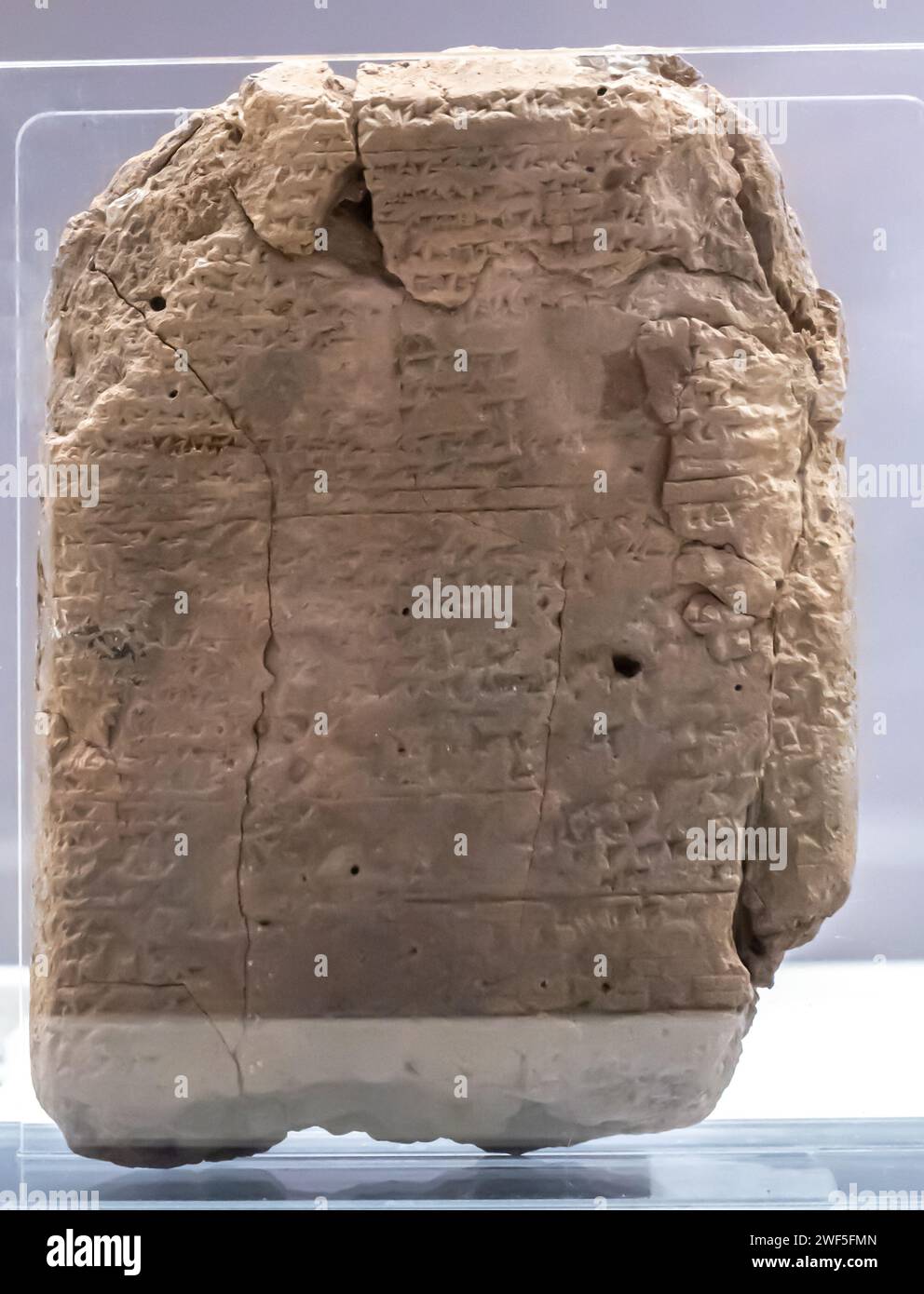 Cuneiform tablet text; A magic for reconciling a man and his gods and goddesses, terracotta, New Asur, Sultantepe Sultan tepe, Neo-Assyrian Period Stock Photo