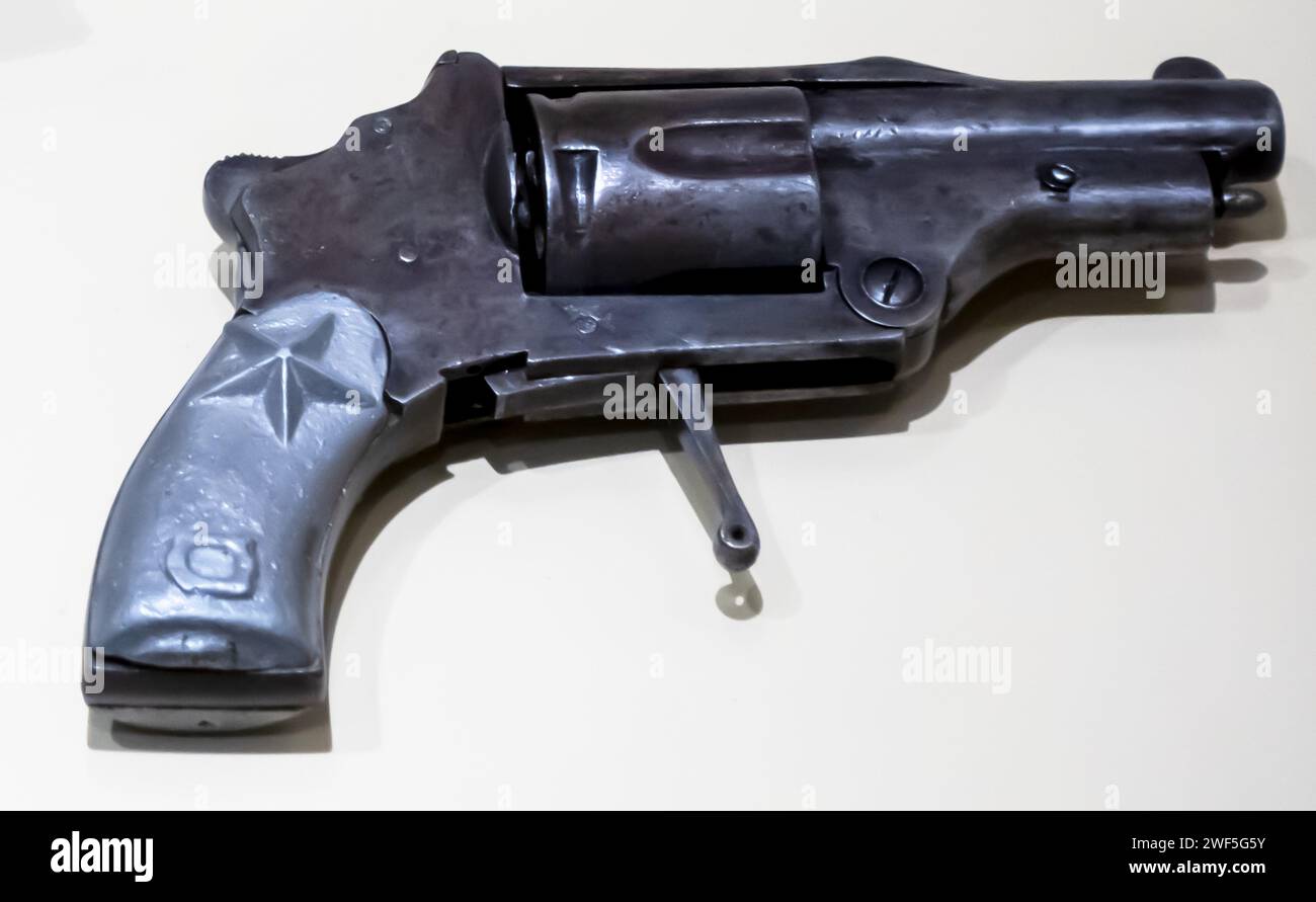 revolver of pocket, system hammerless, cylinder and barrel tilting for
