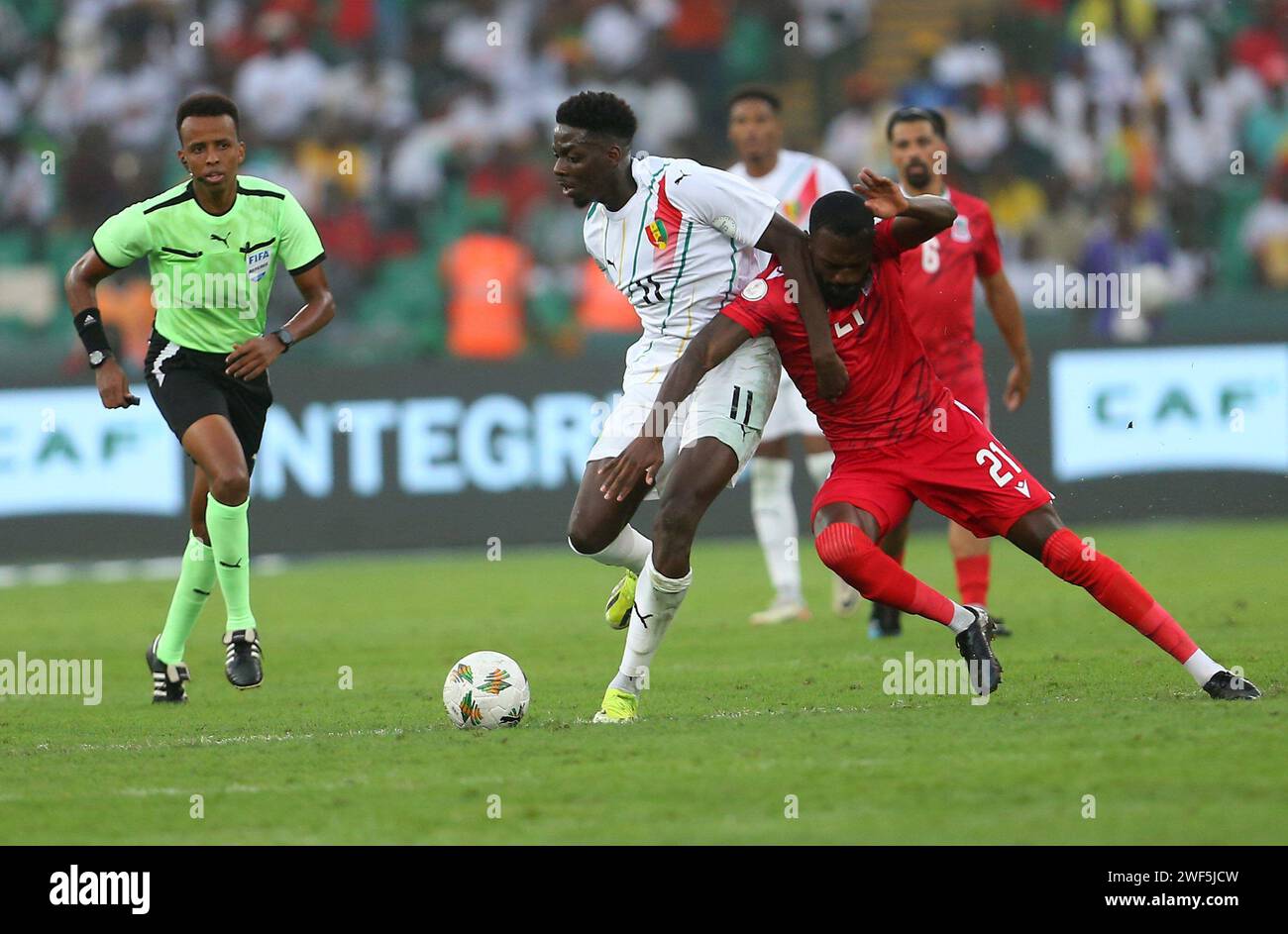 © Anis/APP/MAXPPP - Joueur guineen MOHAMED BAYO (L) se bat pour le ballon avec ESTEBAN OROZCO FERNANDEZ de Equatorial Gunea, lors du match de football huitiemes-de-Finale Coupe d'Afrique des Nations (CAN) 2024 entre Guinee et Equatorial Gunea au Stade de Olympique d'Ebimpe en Cote d'ivoire le 28 janvier 2024 Round of 16 African Cup of Nations (CAN) 2024 between Guinea and Equatorial Gunea at the Ebimpe Olympic Stadium in Ivory Coast on January 28, 2024Round of 16 African Cup of Nations (CAN) 2024 between Guinea and Equatorial Gunea at the Ebimpe Olympic Stadium in Ivory Coast on January 28, Stock Photo