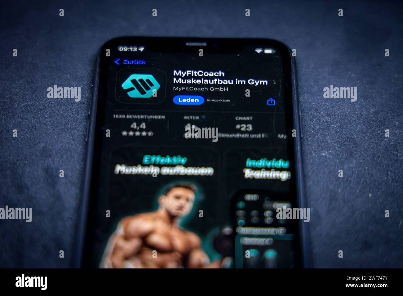 Apple App Store auf einem iPhone. Essentials, TOP 10 Workout-Apps.  MYFitCoach Muskelaufbau im Gym. // 29.01.2024 Stock Photo - Alamy