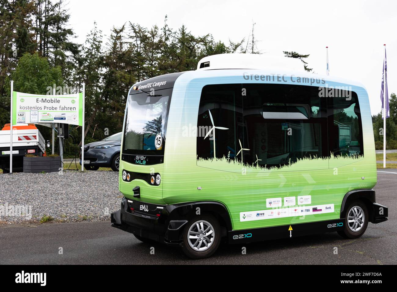 Die Zukunft des Öffentlichen Nahverkehrs Elektro betriebener Bus *** The future of local public transport Electric bus Stock Photo