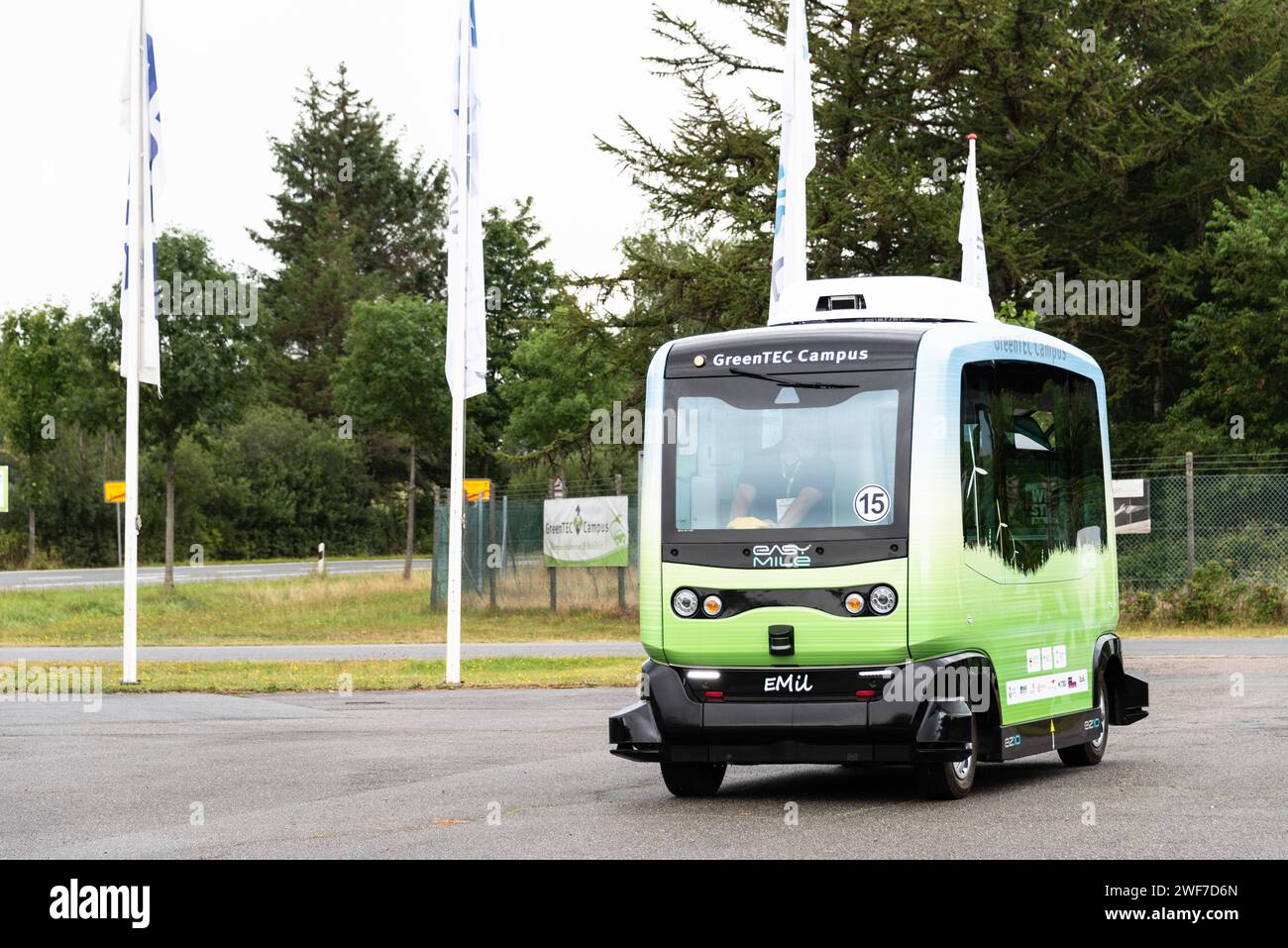 Die Zukunft des Öffentlichen Nahverkehrs Elektro betriebener Bus *** The future of local public transport Electric bus Stock Photo