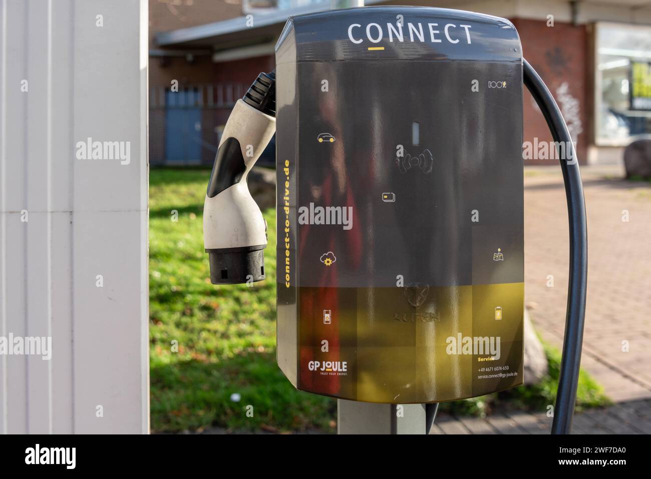 Ladesäule für Elektrofahzeuge in der Innenstadt einer Großstadt für den Individualverkehr *** Charging station for electric vehicles in the city center of a large city for private transport Stock Photo