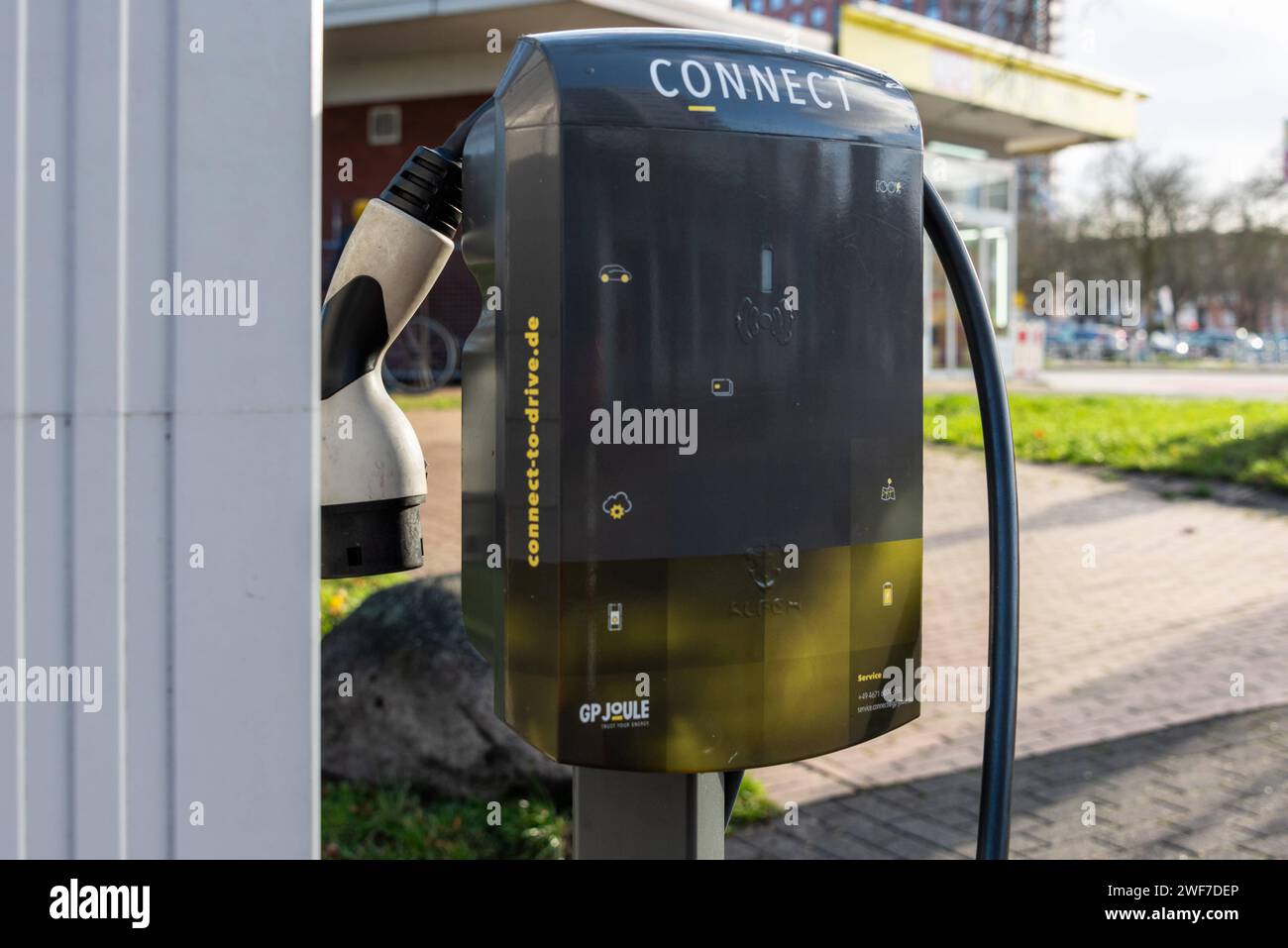 Ladesäule für Elektrofahzeuge in der Innenstadt einer Großstadt für den Individualverkehr *** Charging station for electric vehicles in the city center of a large city for private transport Stock Photo