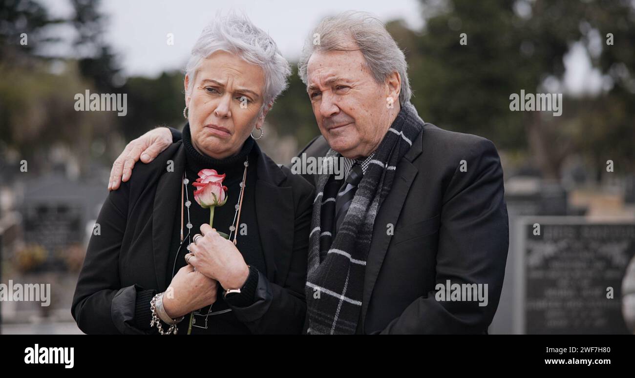 Family crying funeral couple hi-res stock photography and images - Alamy