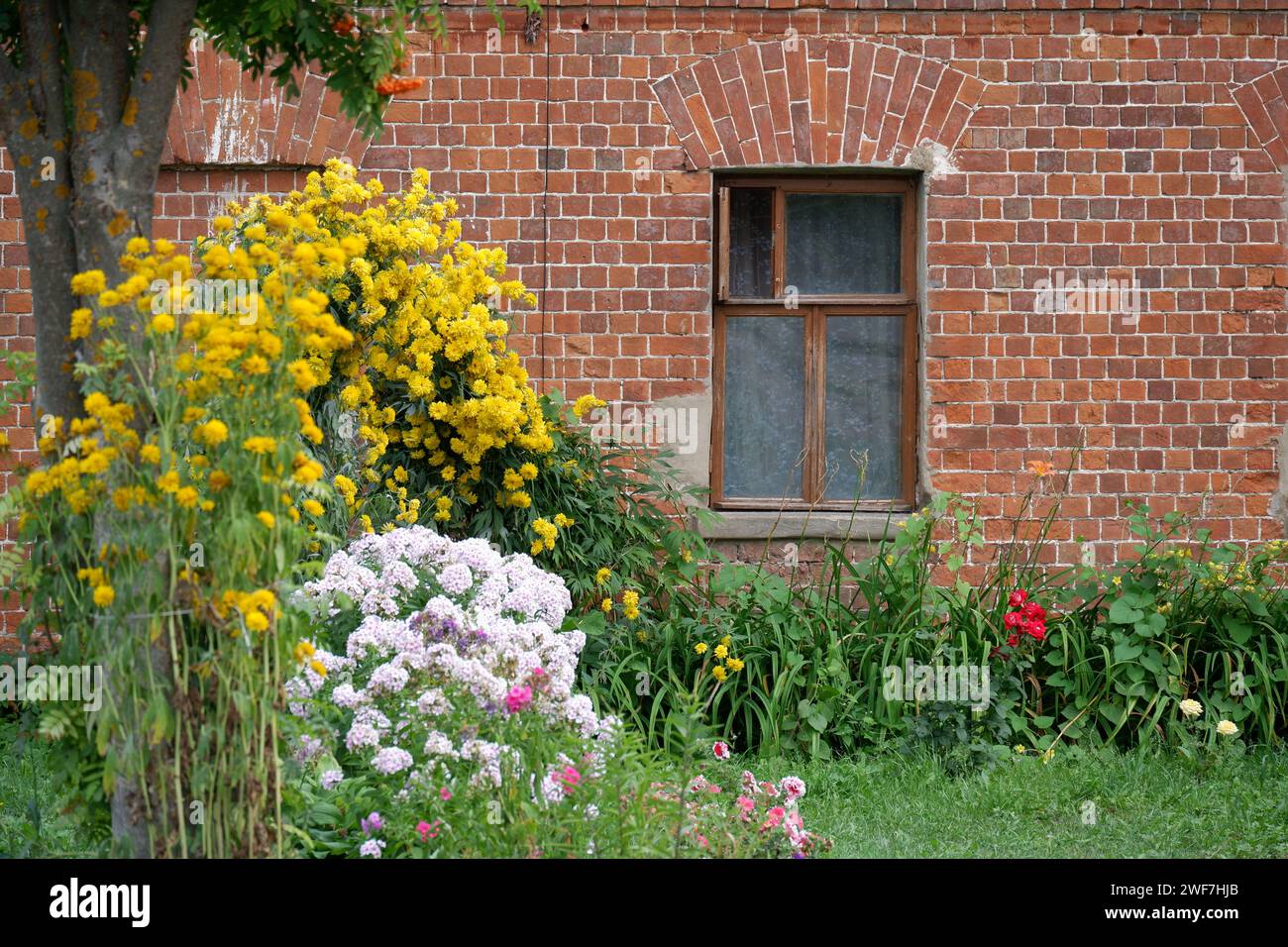 Old farm house garden hi-res stock photography and images - Alamy
