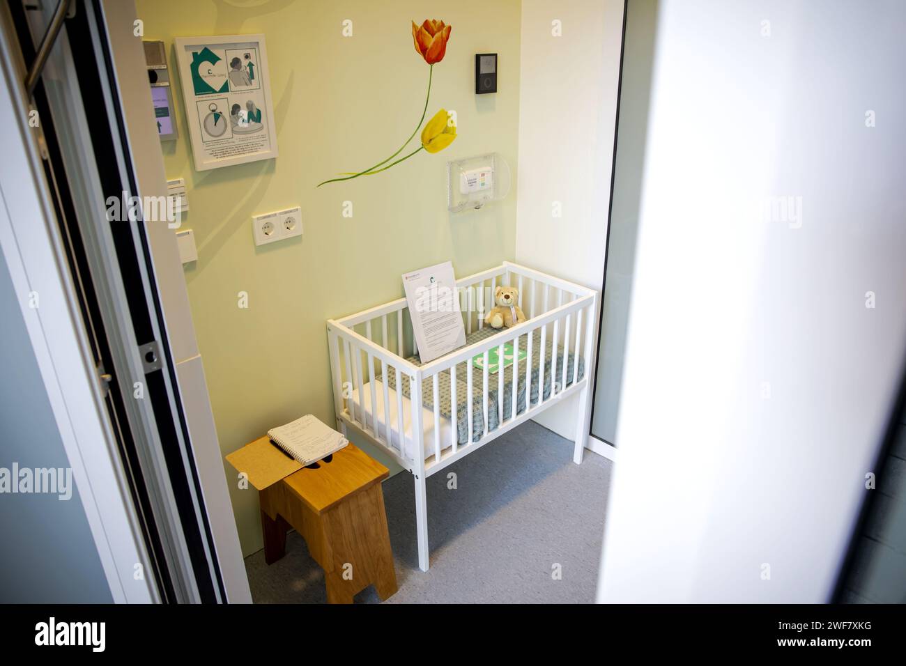AMSTERDAM - The Protected Cradle Room in the AMC hospital. In the room, mothers in need can leave their newborn baby anonymously in the room, where immediate medical assistance is available. ANP ROBIN VAN LONKHUIJSEN netherlands out - belgium out Stock Photo