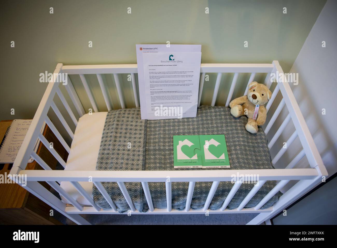 AMSTERDAM - The Protected Cradle Room in the AMC hospital. In the room, mothers in need can leave their newborn baby anonymously in the room, where immediate medical assistance is available. ANP ROBIN VAN LONKHUIJSEN netherlands out - belgium out Stock Photo