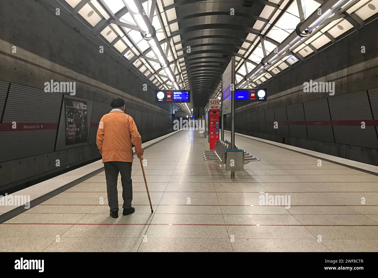 Zug wartet am bahnsteig hi-res stock photography and images - Alamy