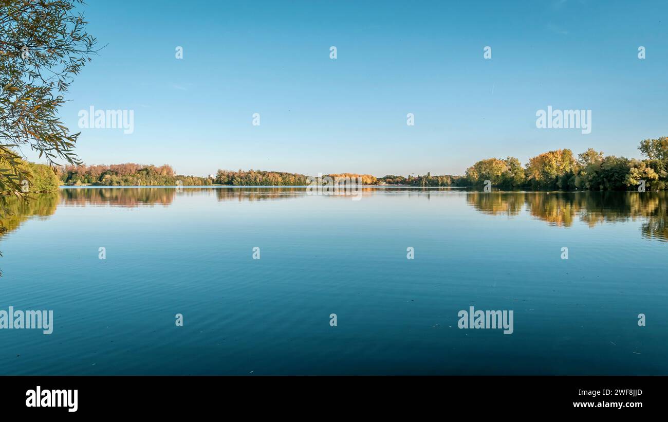Mirror lake surrounded trees hi-res stock photography and images - Alamy
