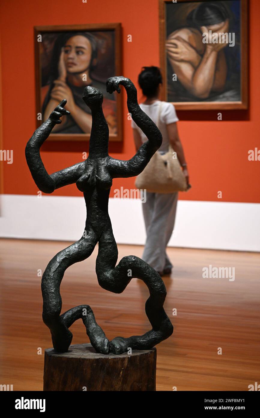 (240129) -- SINGAPORE, Jan. 29, 2024 (Xinhua) -- A visitor views