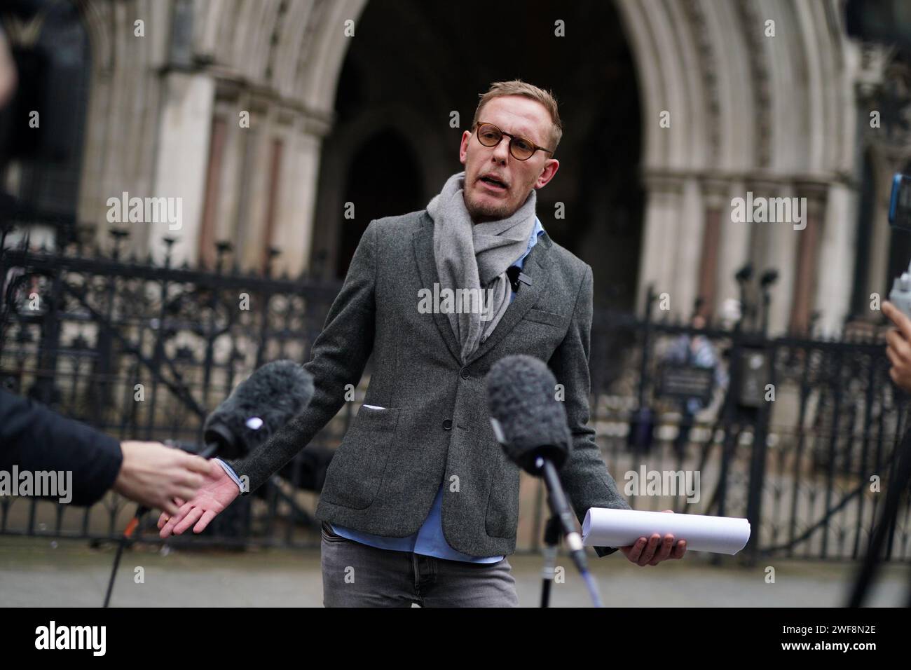 laurence-fox-makes-a-statement-outside-the-the-royal-courts-of-justice