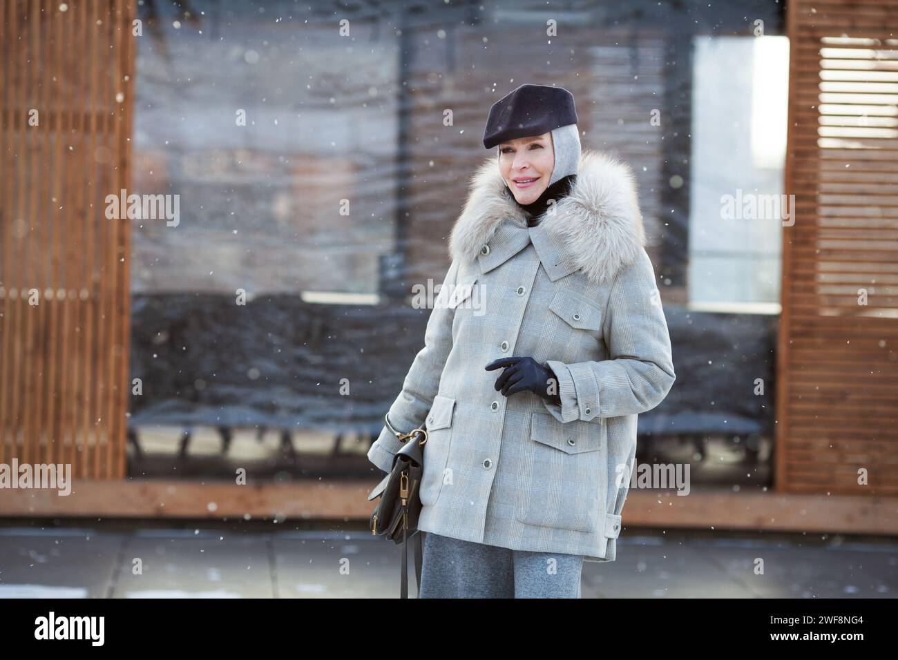Mature woman, fur coat hi-res stock photography and images - Alamy